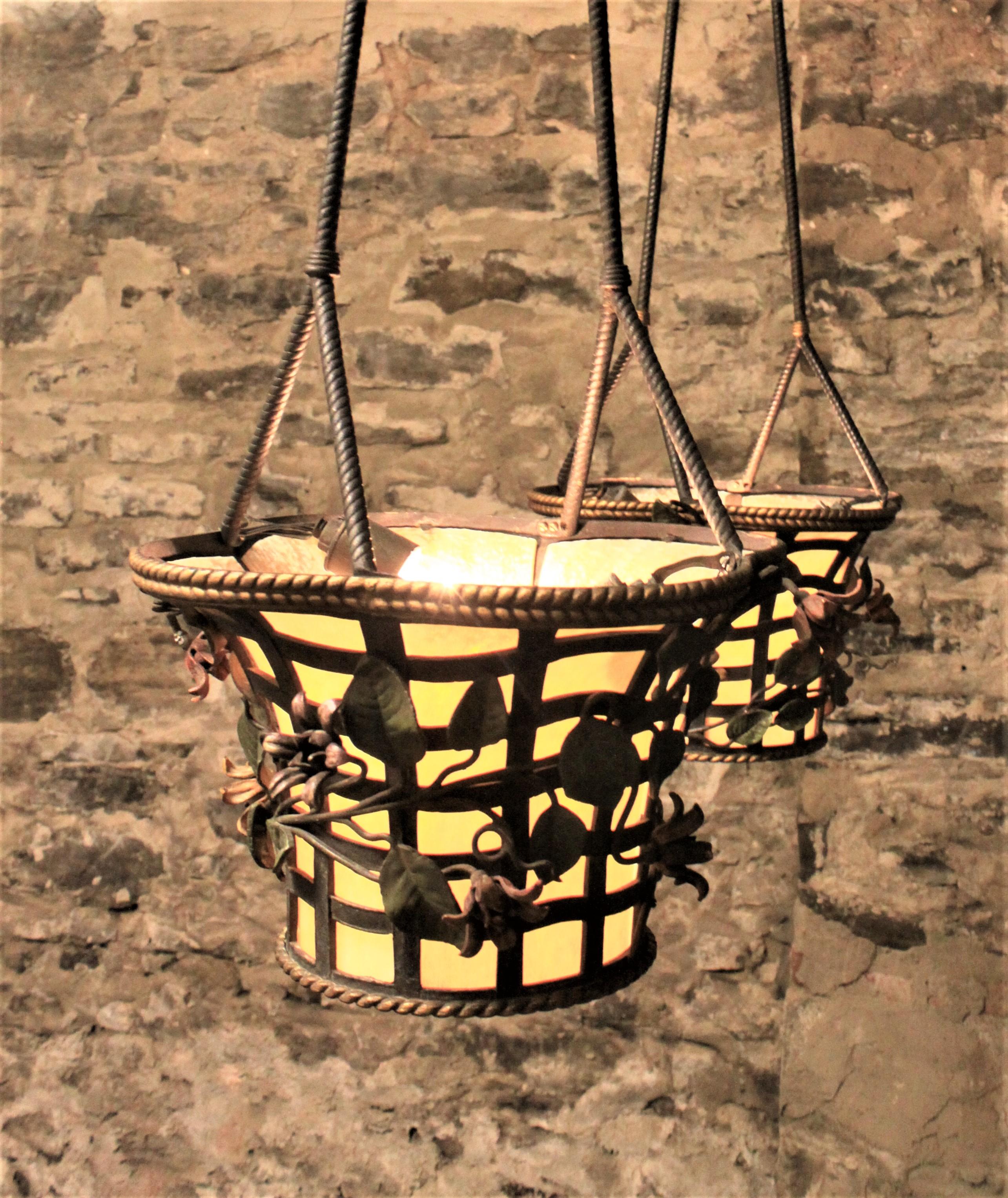 Paar antike, figurale, hängende Deckenleuchten aus Bronze mit Blumenkorb, antik (Art déco)