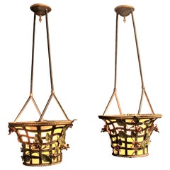 Paire de plafonniers anciens en bronze figuratif en forme de panier de fleurs suspendus