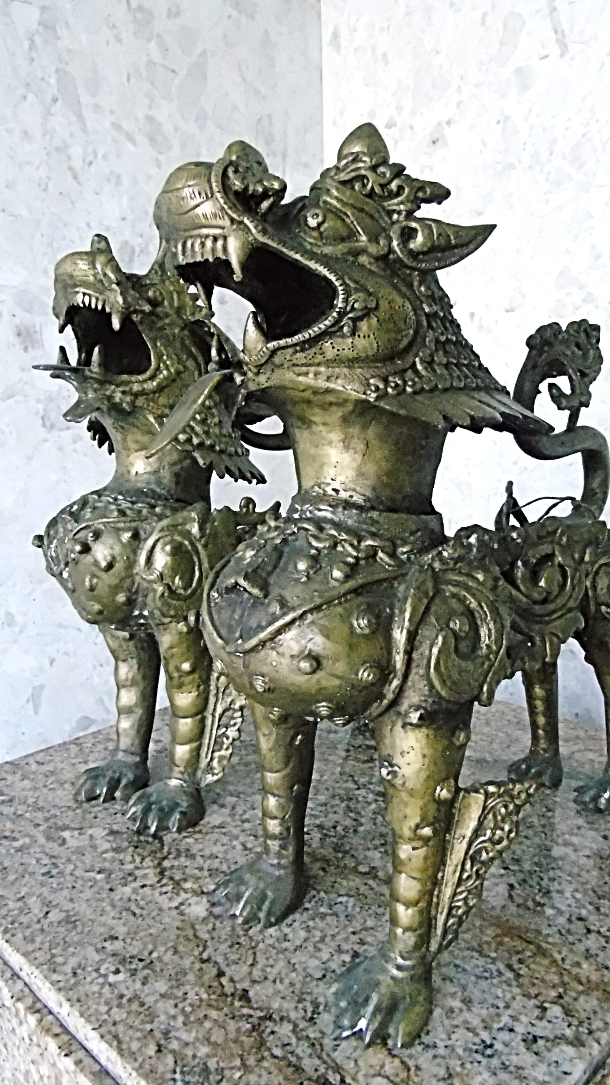 Pair of antique bronze foo dogs made of bronze with fine details and decorations.

Beautiful patina, good condition.

1900s, China

Dimensions:
Dimensions 16