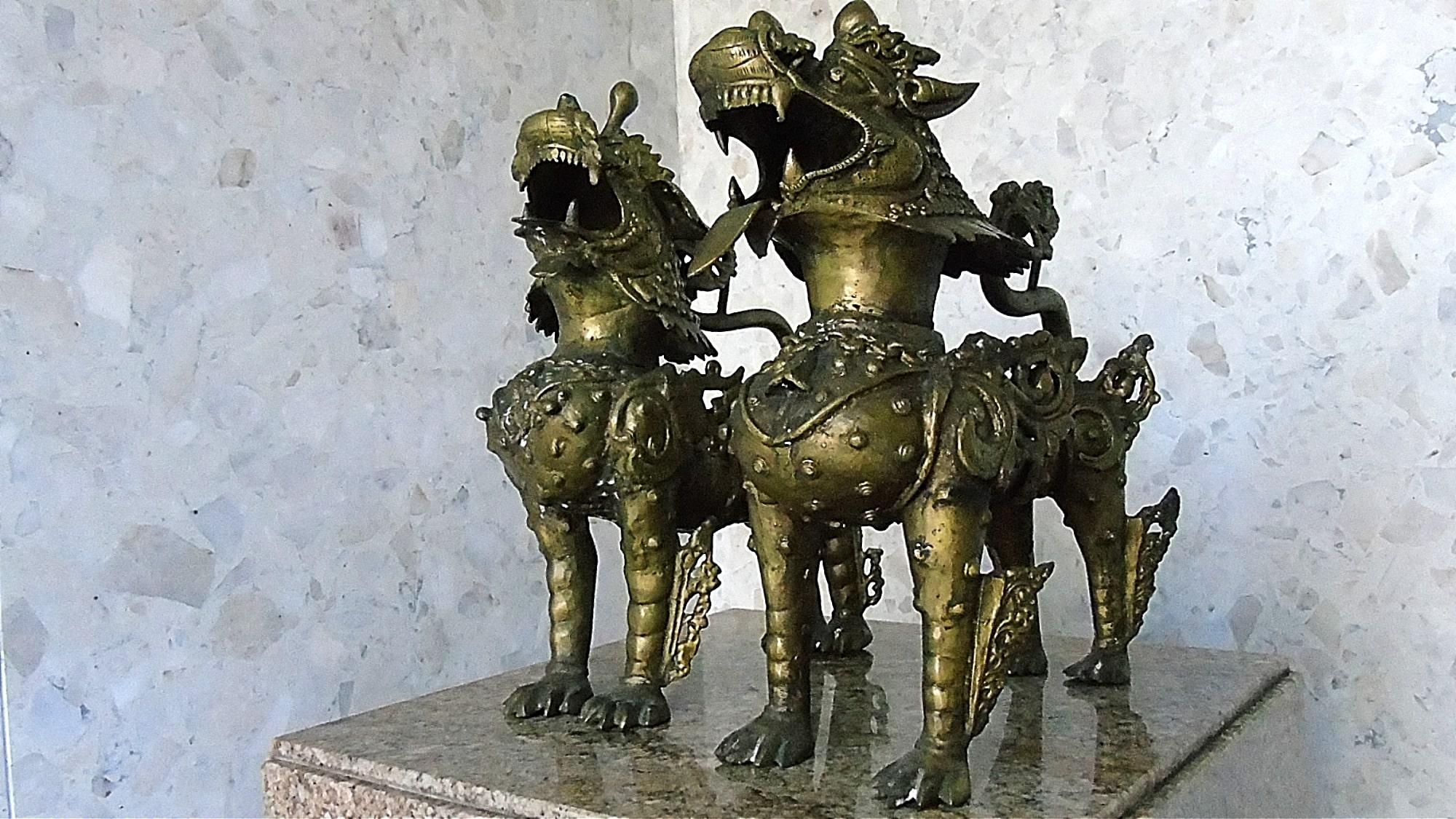 Pair of Antique Bronze Foo Dogs, 1900s In Excellent Condition In HEVERLEE, BE