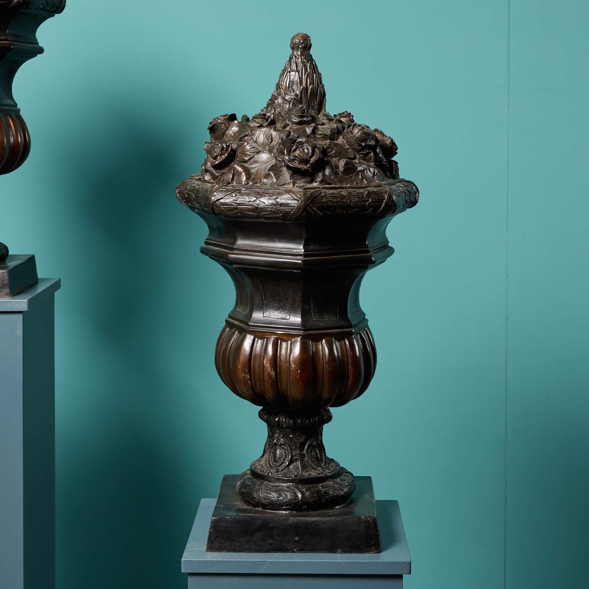 Par de remates de urna franceses de bronce antiguo Victoriano en venta