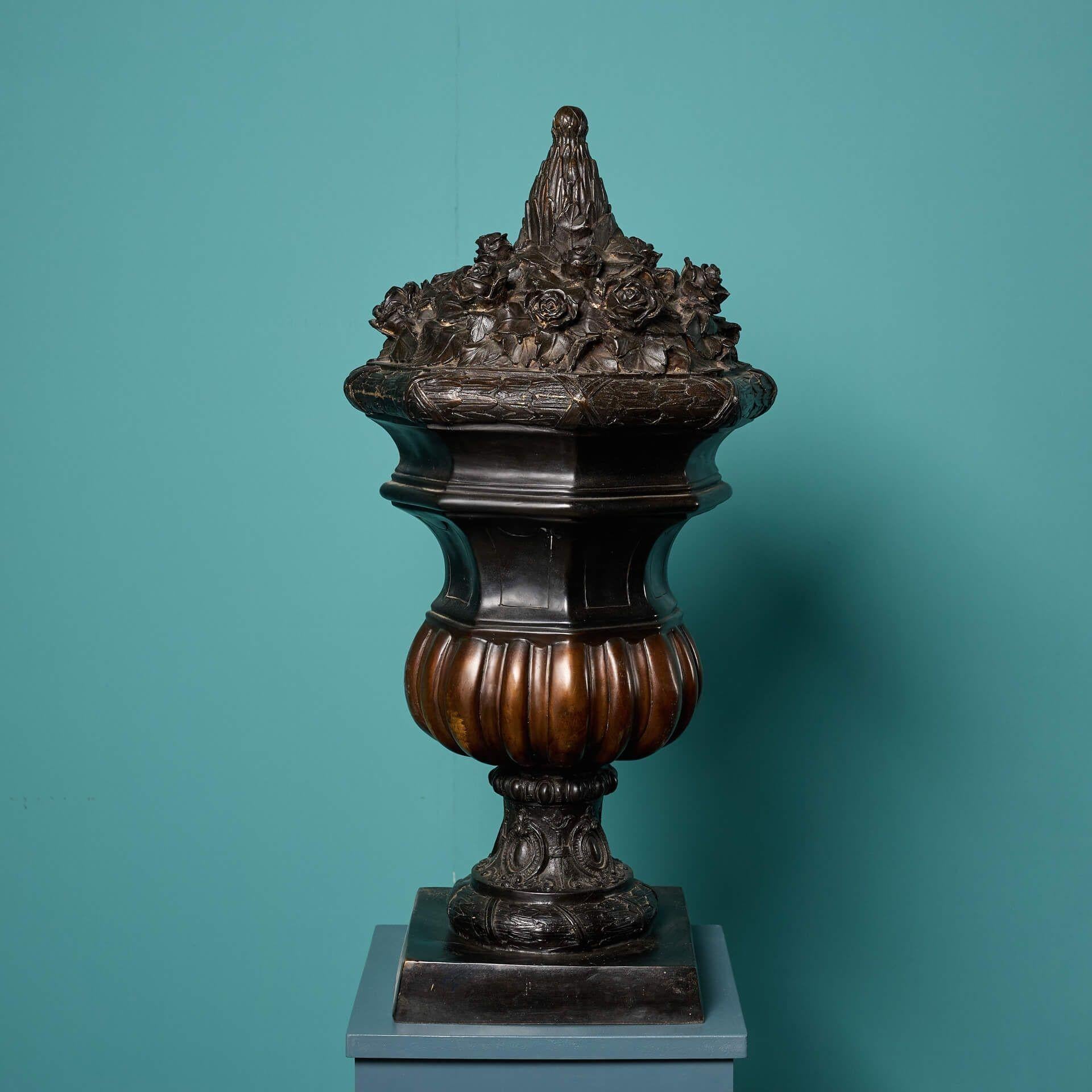 Par de remates de urna franceses de bronce antiguo Francés en venta