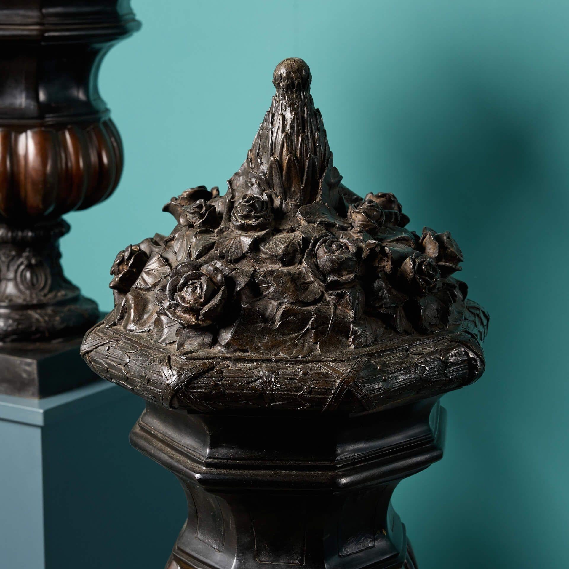 Par de remates de urna franceses de bronce antiguo en Bastante bueno estado para la venta en Wormelow, Herefordshire