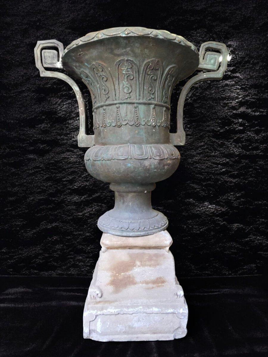 Romantic Pair of antique bronze garden vases, 19th century For Sale