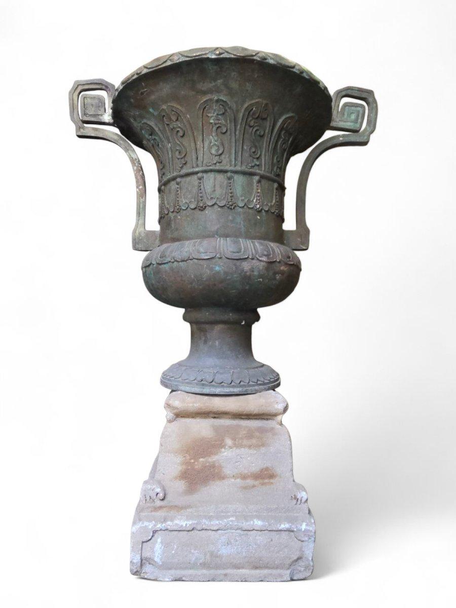 Pair of antique bronze garden vases, 19th century In Good Condition For Sale In Madrid, ES