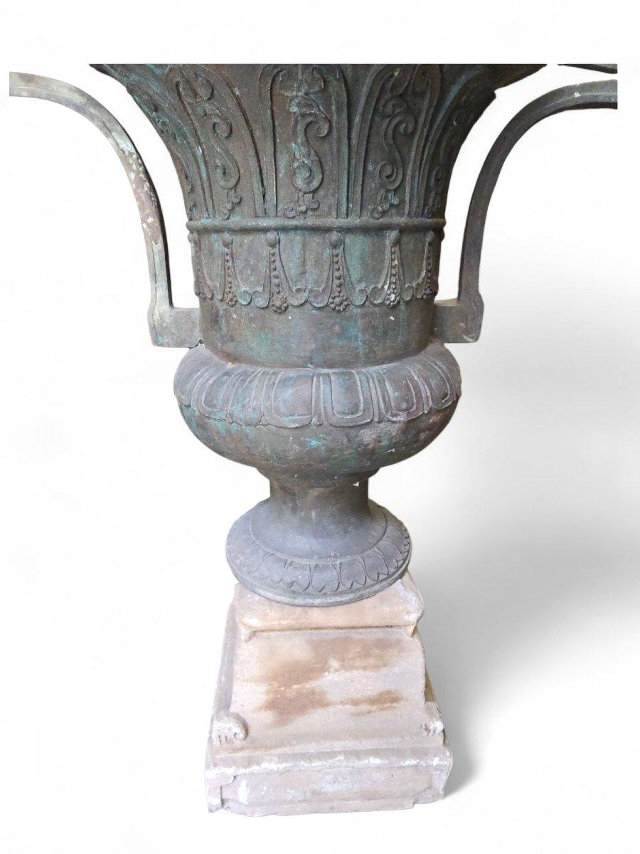 Bronze Pair of antique bronze garden vases, 19th century For Sale