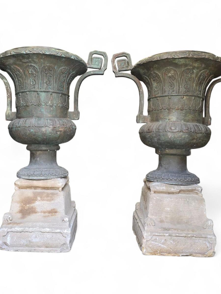 Pair of antique bronze garden vases, 19th century For Sale 2