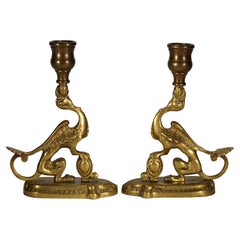 Paire de bougeoirs Griffon en bronze antique