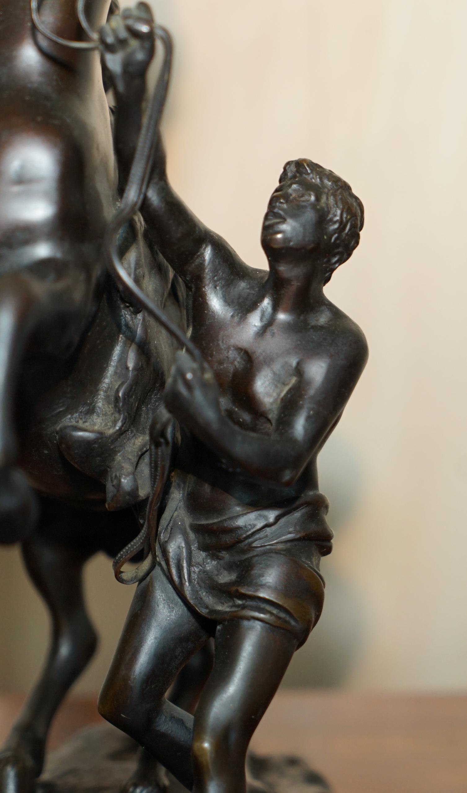 Provincial français Paire de statues de chevaux de Marli en bronze ancien de Guillaume Coustou, See Seen au Louvre en vente