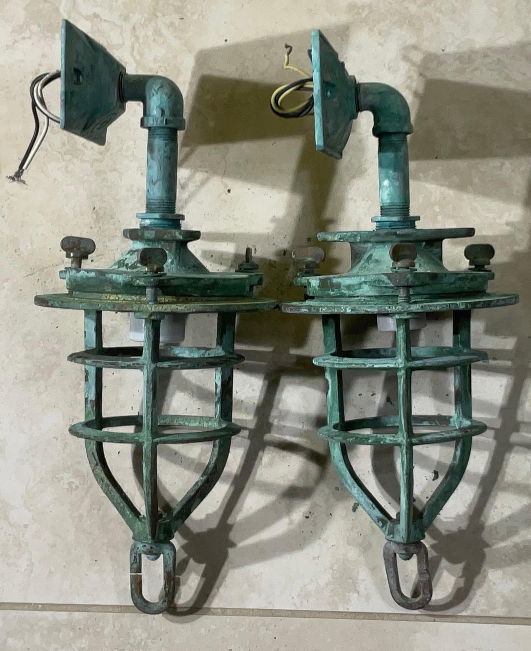 Coppia di applique nautiche in bronzo antico, o Convoy Light in vendita 3