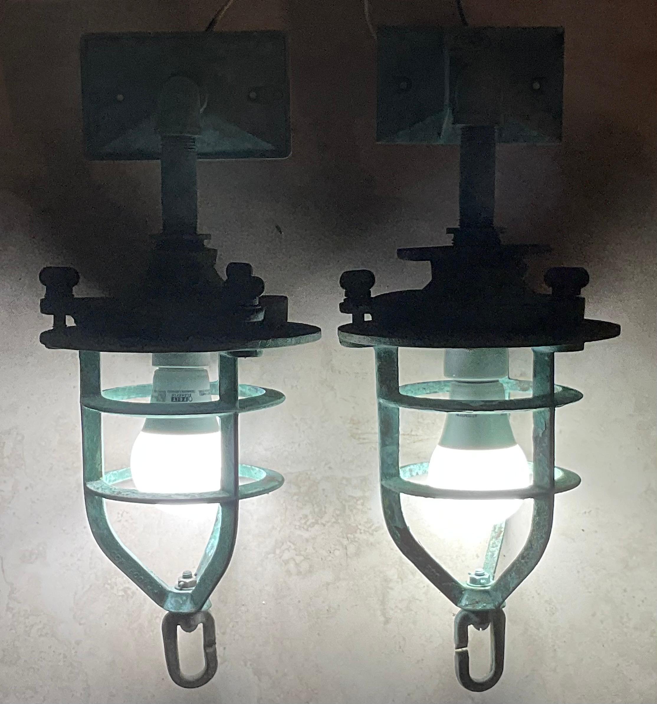 Americano Coppia di applique nautiche in bronzo antico, o Convoy Light in vendita