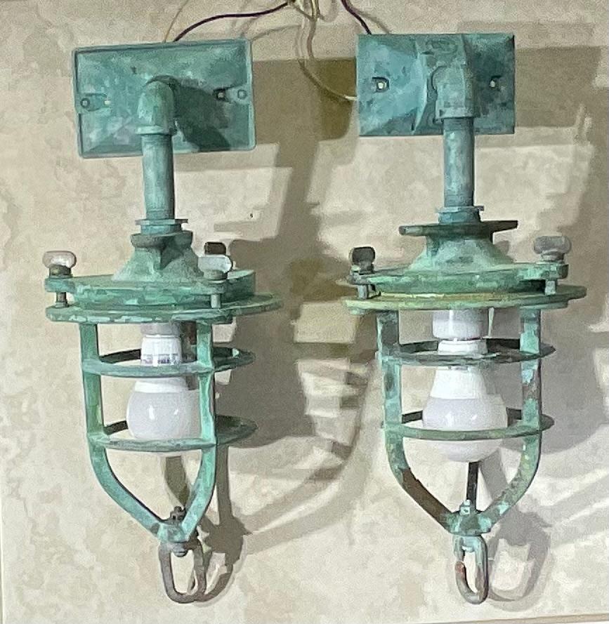 Fatto a mano Coppia di applique nautiche in bronzo antico, o Convoy Light in vendita