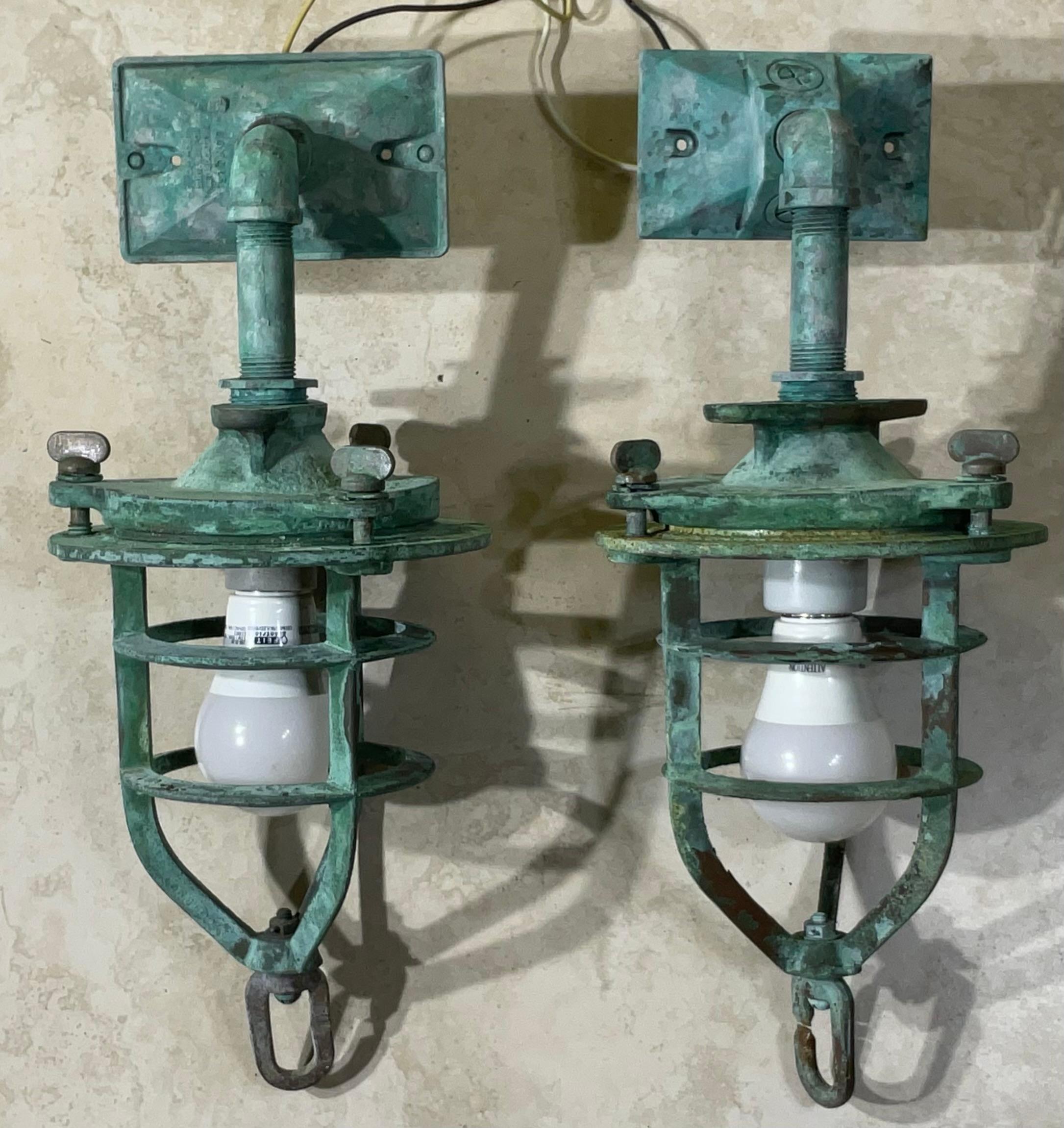 Coppia di applique nautiche in bronzo antico, o Convoy Light In condizioni buone in vendita a Delray Beach, FL