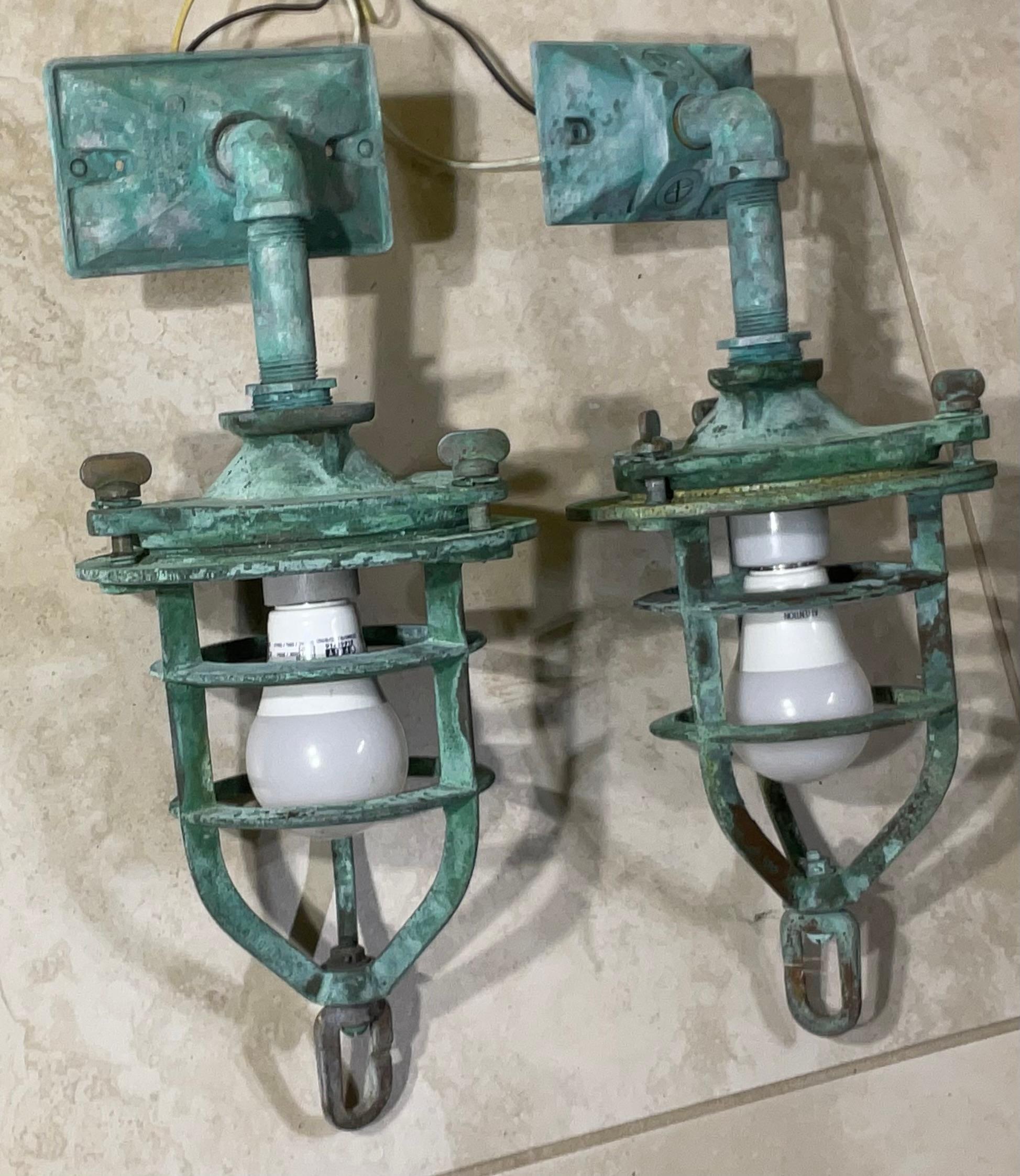 XX secolo Coppia di applique nautiche in bronzo antico, o Convoy Light in vendita