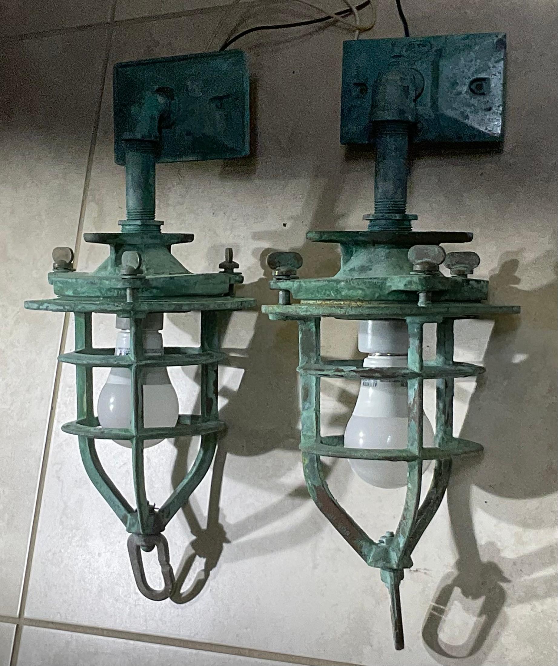 Bronzo Coppia di applique nautiche in bronzo antico, o Convoy Light in vendita