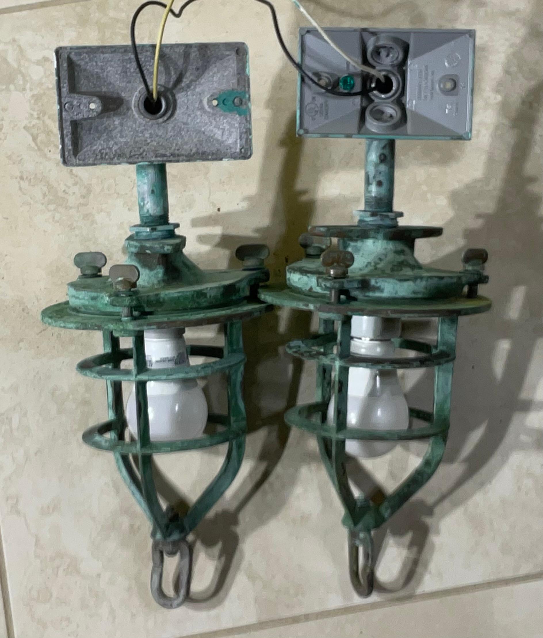 Coppia di applique nautiche in bronzo antico, o Convoy Light in vendita 1