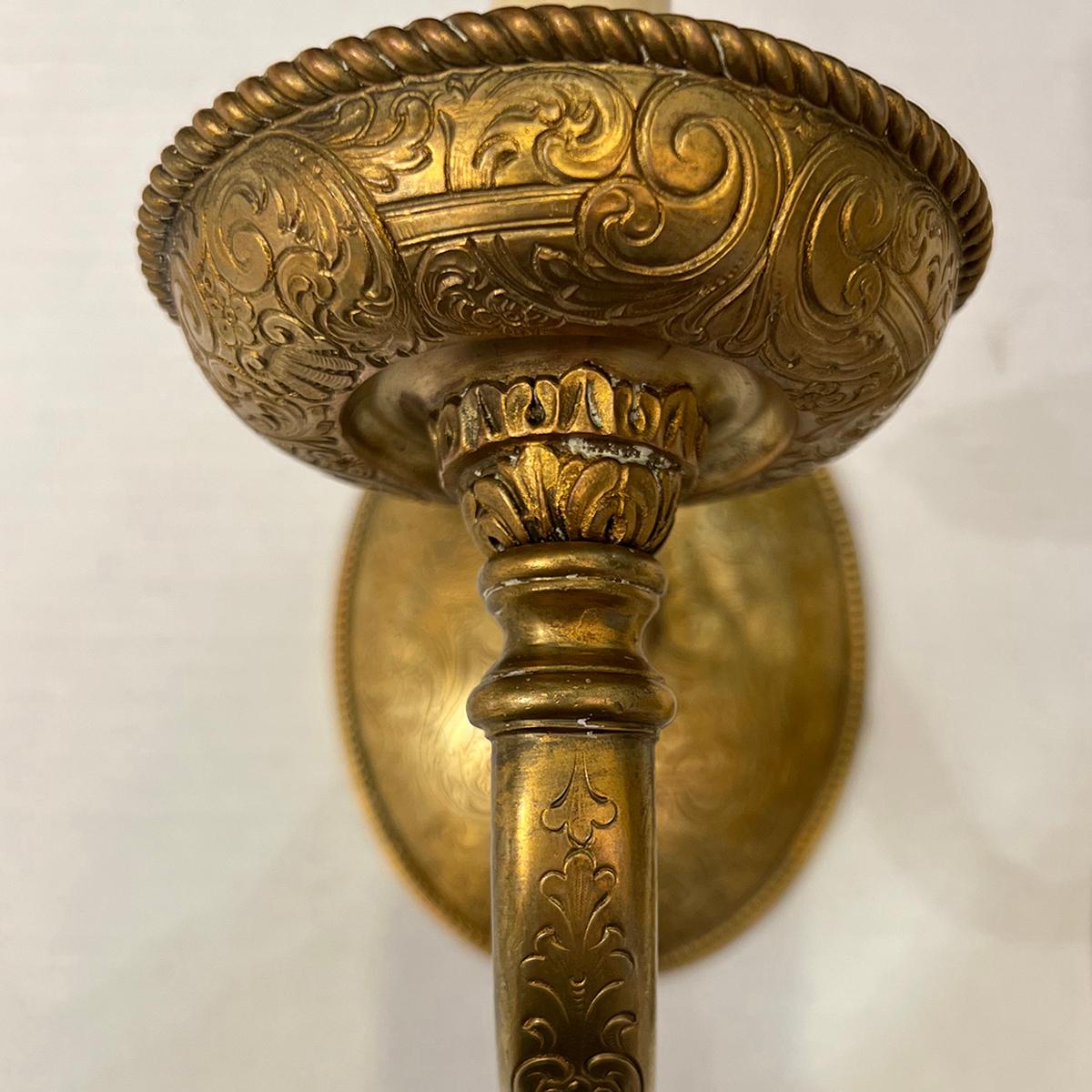 Paire d'appliques américaines des années 1920 en bronze gravé et doré.

Mesures :
Hauteur : 8.25