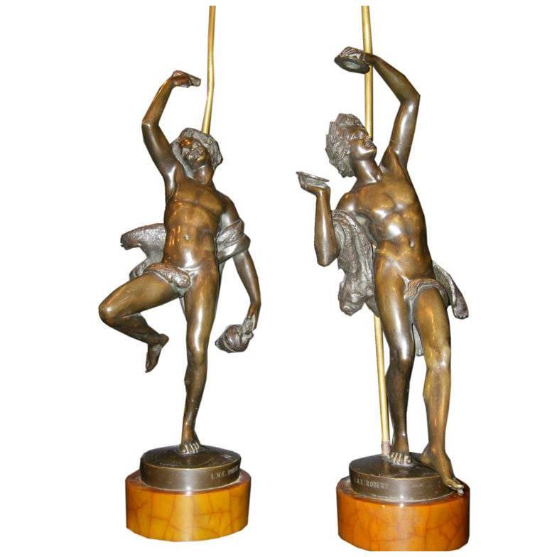 Paire de statues anciennes en bronze montées en lampes en vente