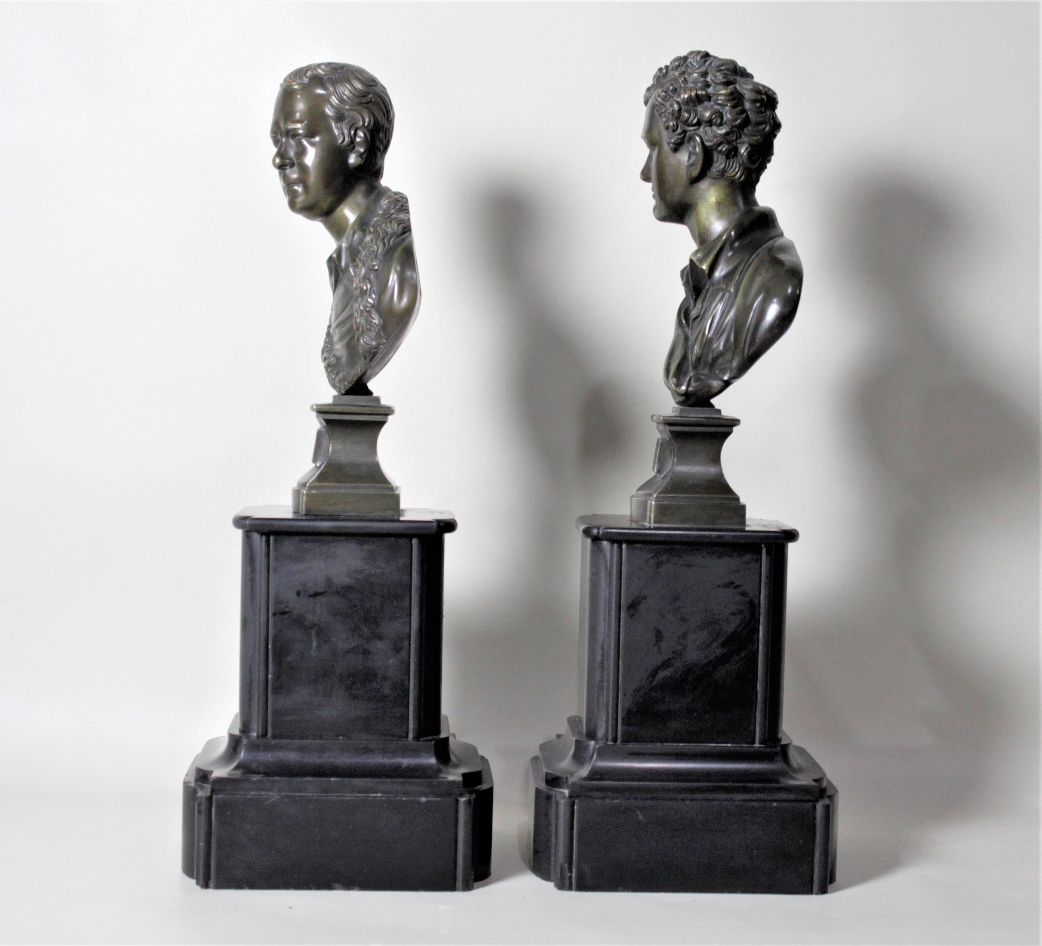 Moulage Paire de statues anciennes en bronze des poètes Robert Burns & Walter Scott en vente