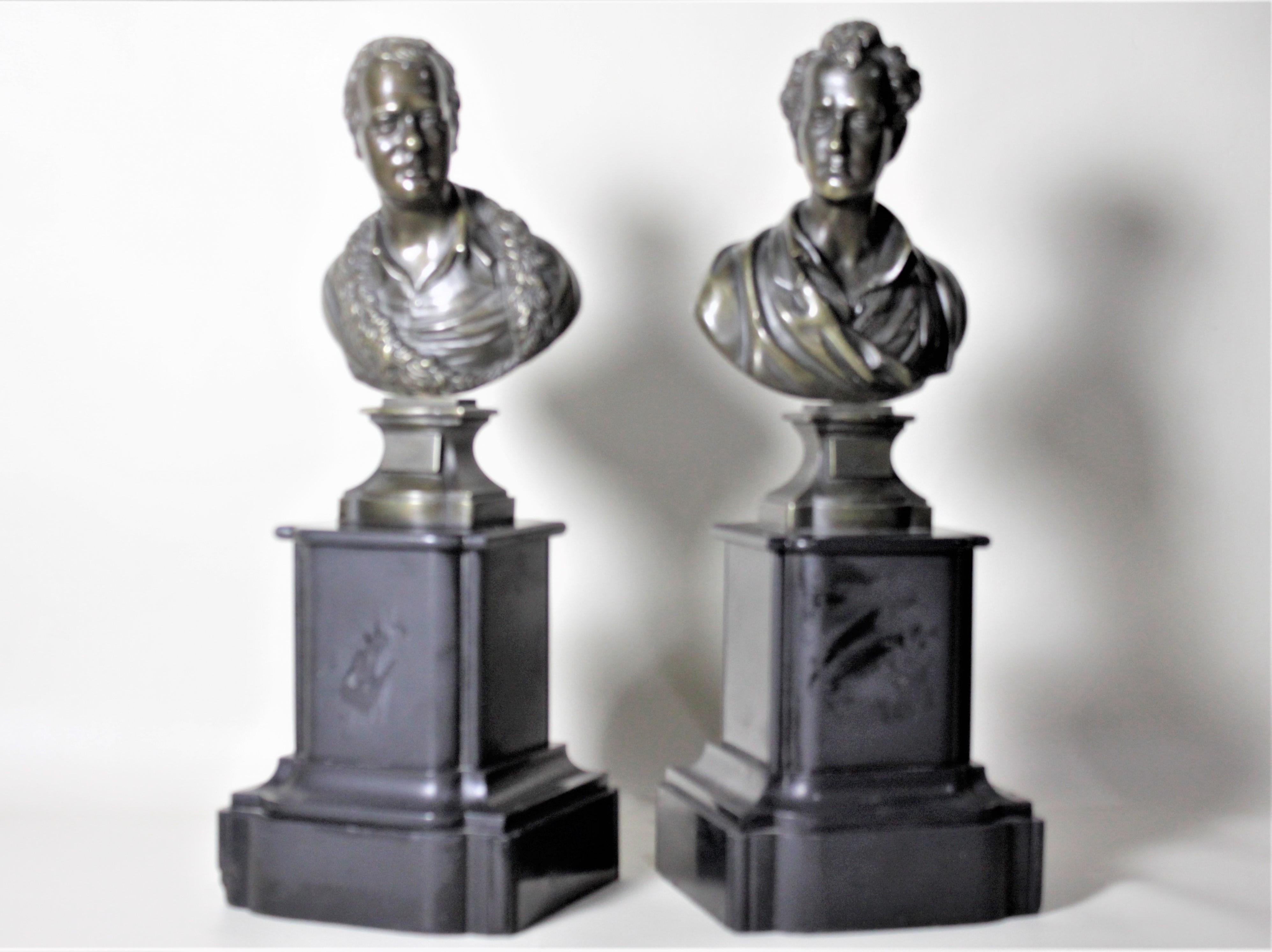 Cette paire de statues anciennes en bronze n'est pas marquée, mais on suppose qu'elle a été fabriquée en Angleterre vers 1900. Ces statues sont bien exécutées et représentent les deux célèbres poètes, Robert Burns et Walter Scott respectivement.