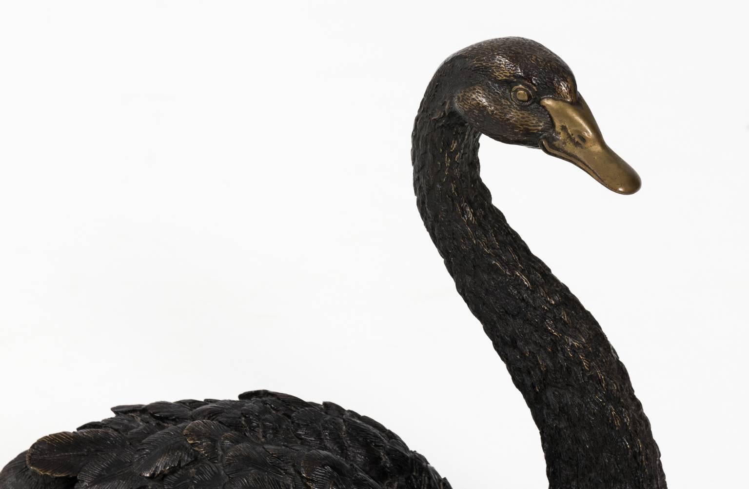 Moulage Paire de sculptures de Swan en bronze Antique