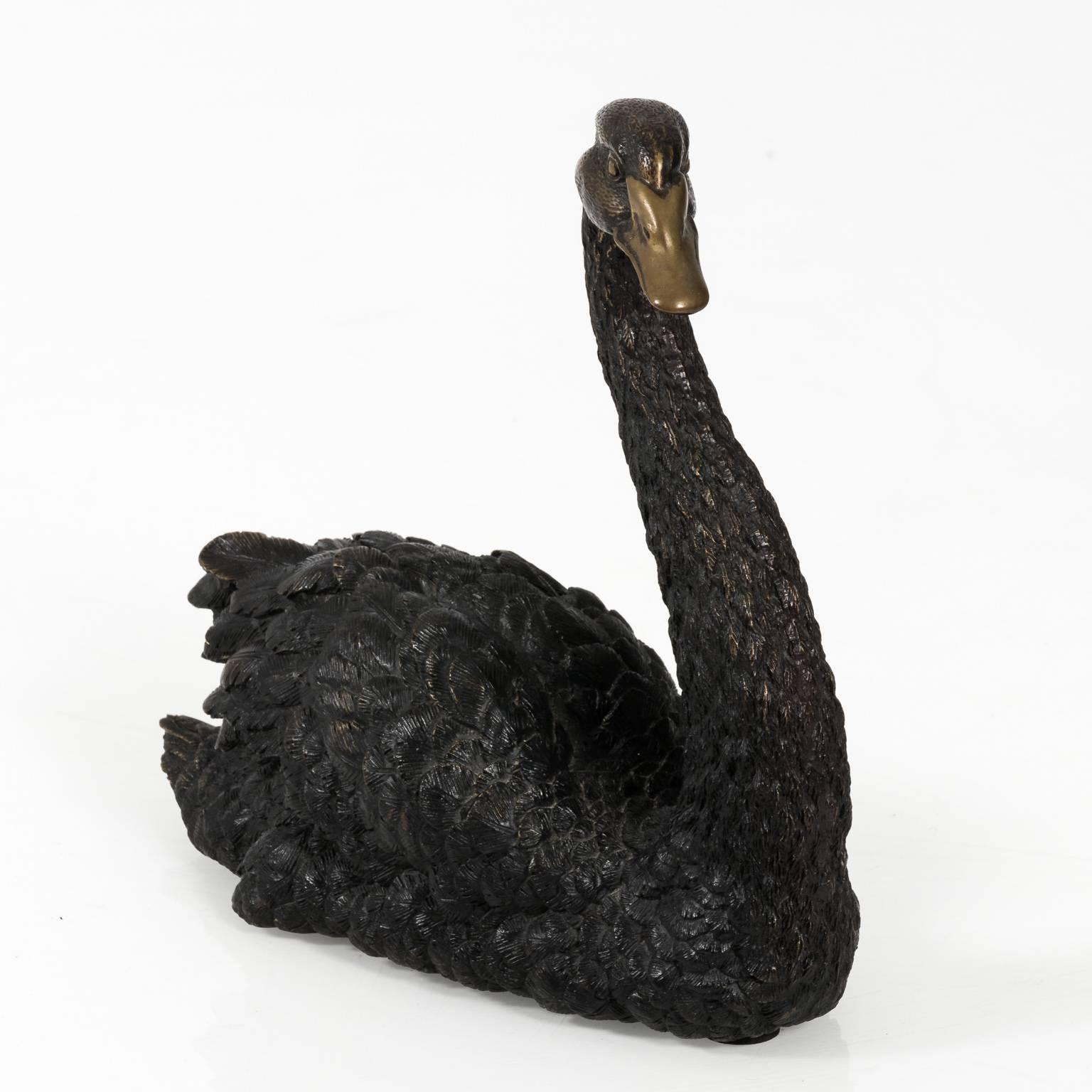 Milieu du XXe siècle Paire de sculptures de Swan en bronze Antique