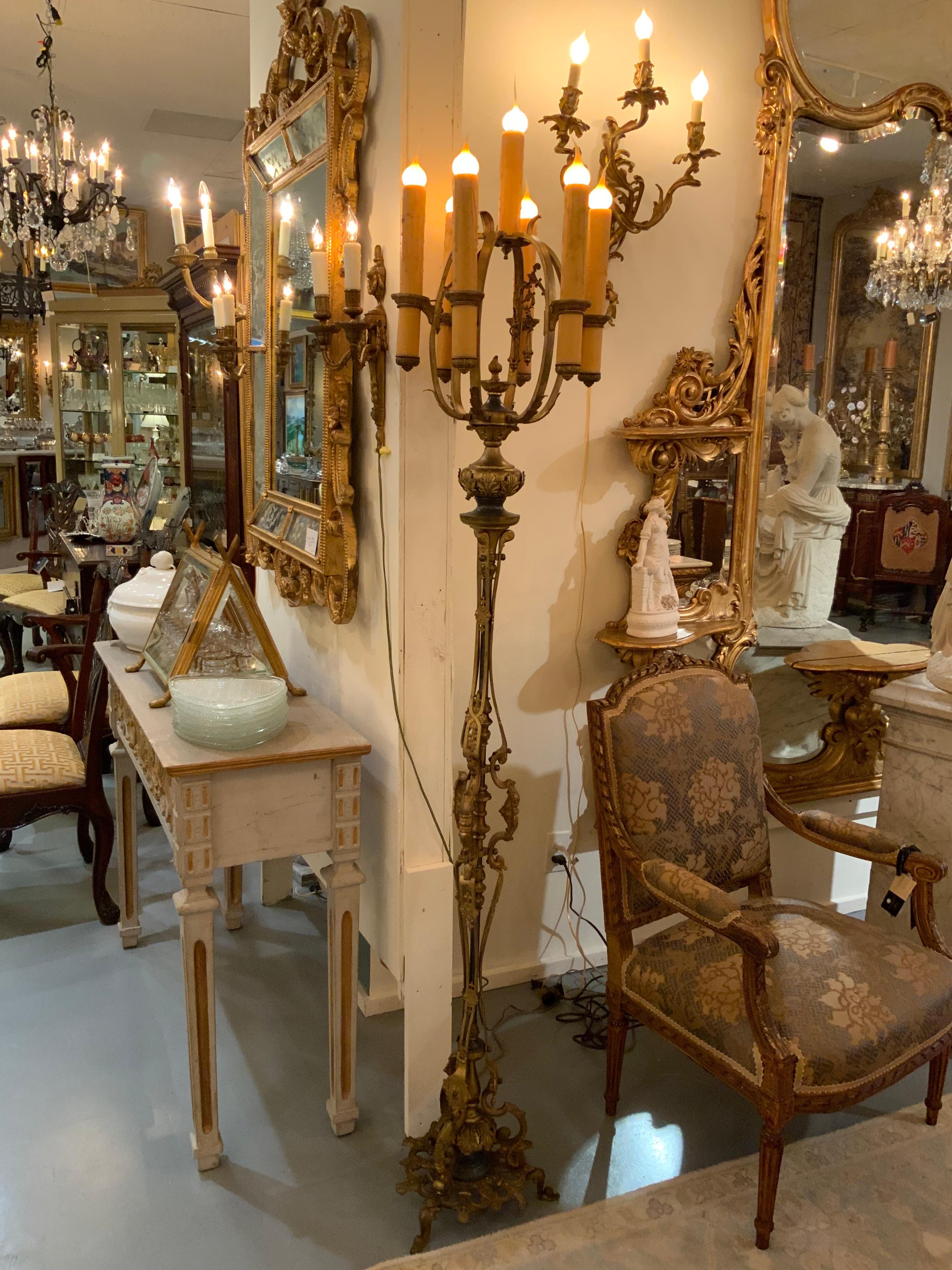 Este par de lámparas de pie de bronce están bien hechas con 
Precioso bronce fundido con un patinado original
Acabado dorado. Cada uno tiene siete luces. El cableado
Es bueno y están en buen estado de funcionamiento.