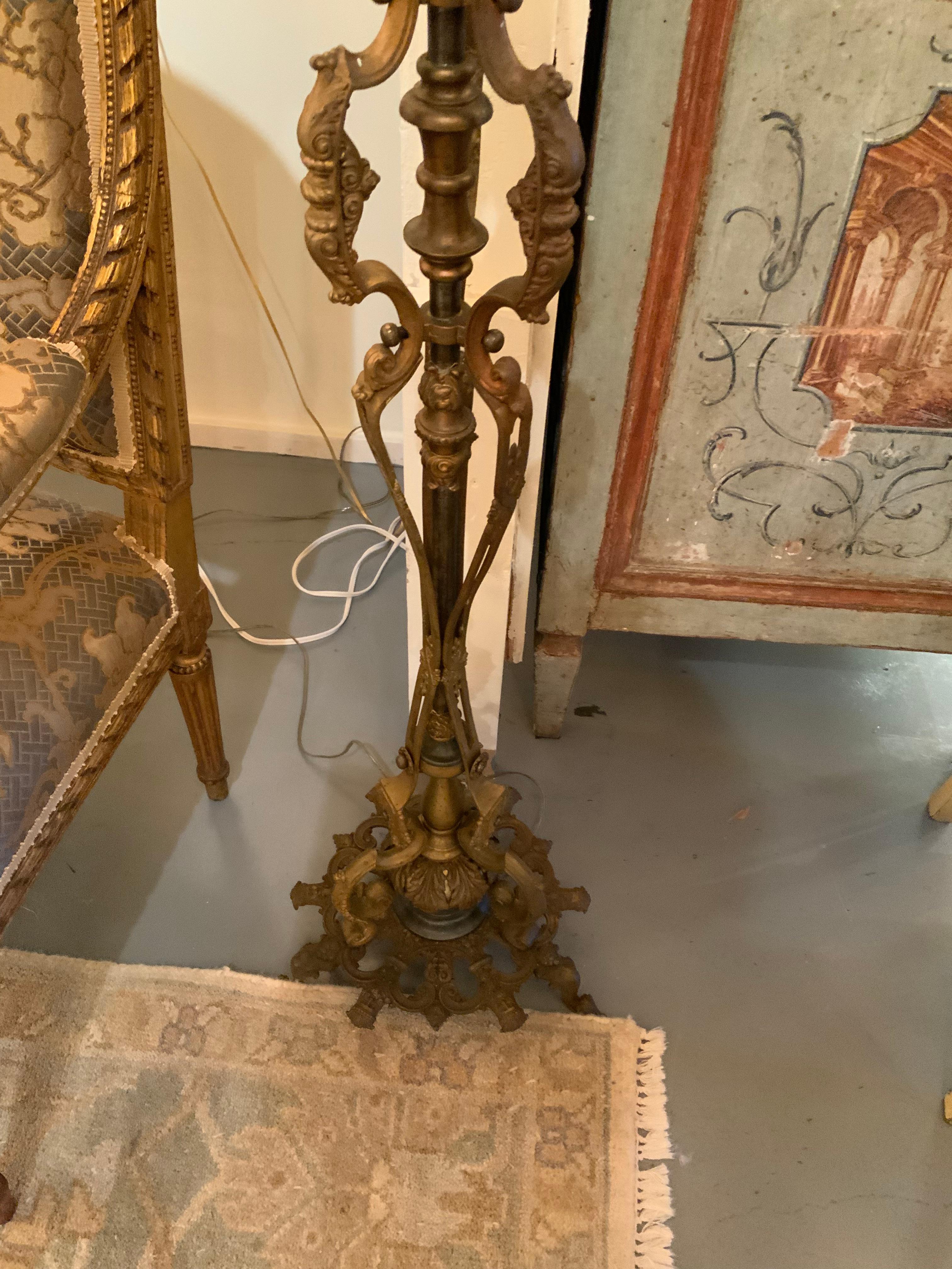 Pareja de antorchas/lámparas de pie antiguas de bronce Bronce en venta