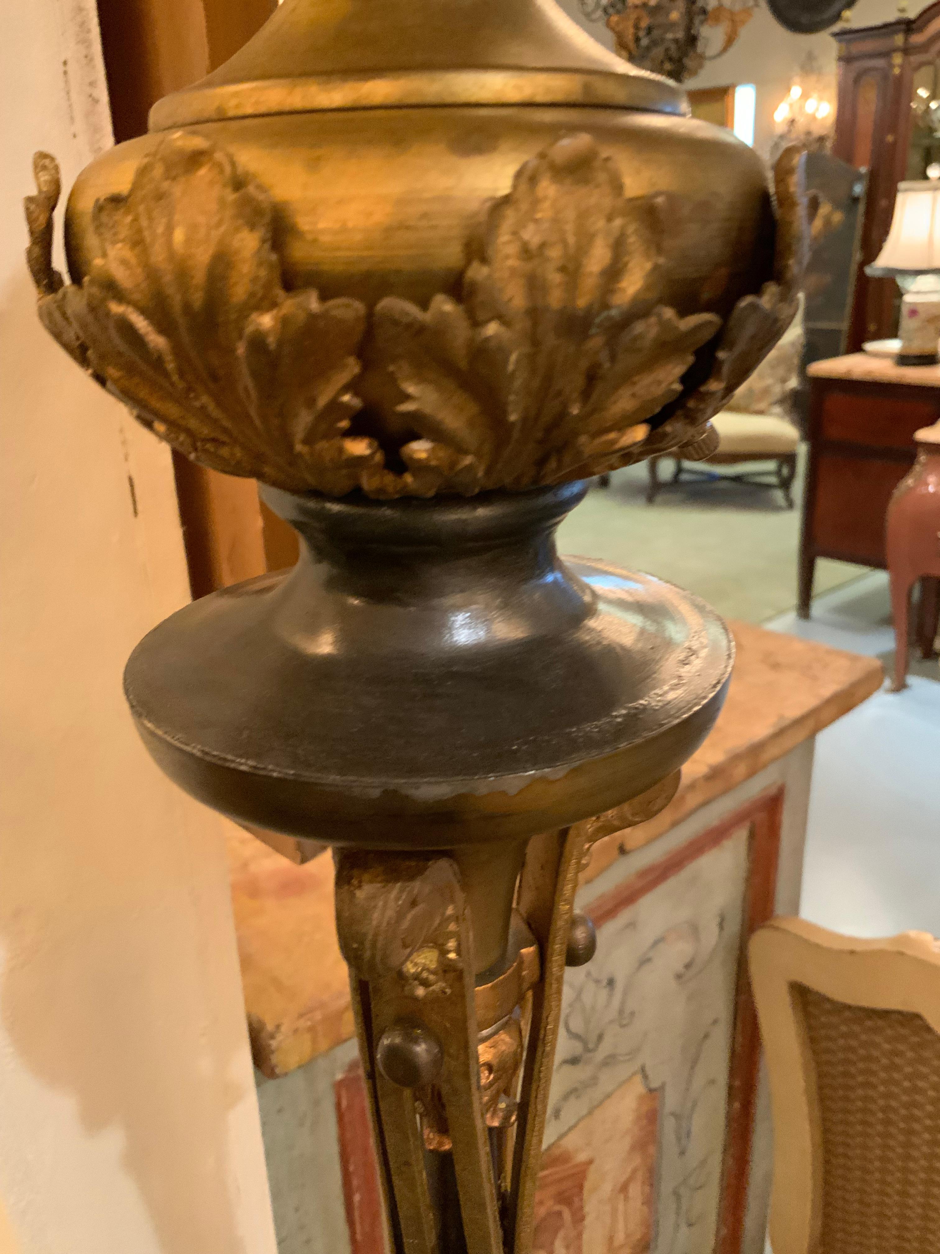 Pareja de antorchas/lámparas de pie antiguas de bronce en venta 1