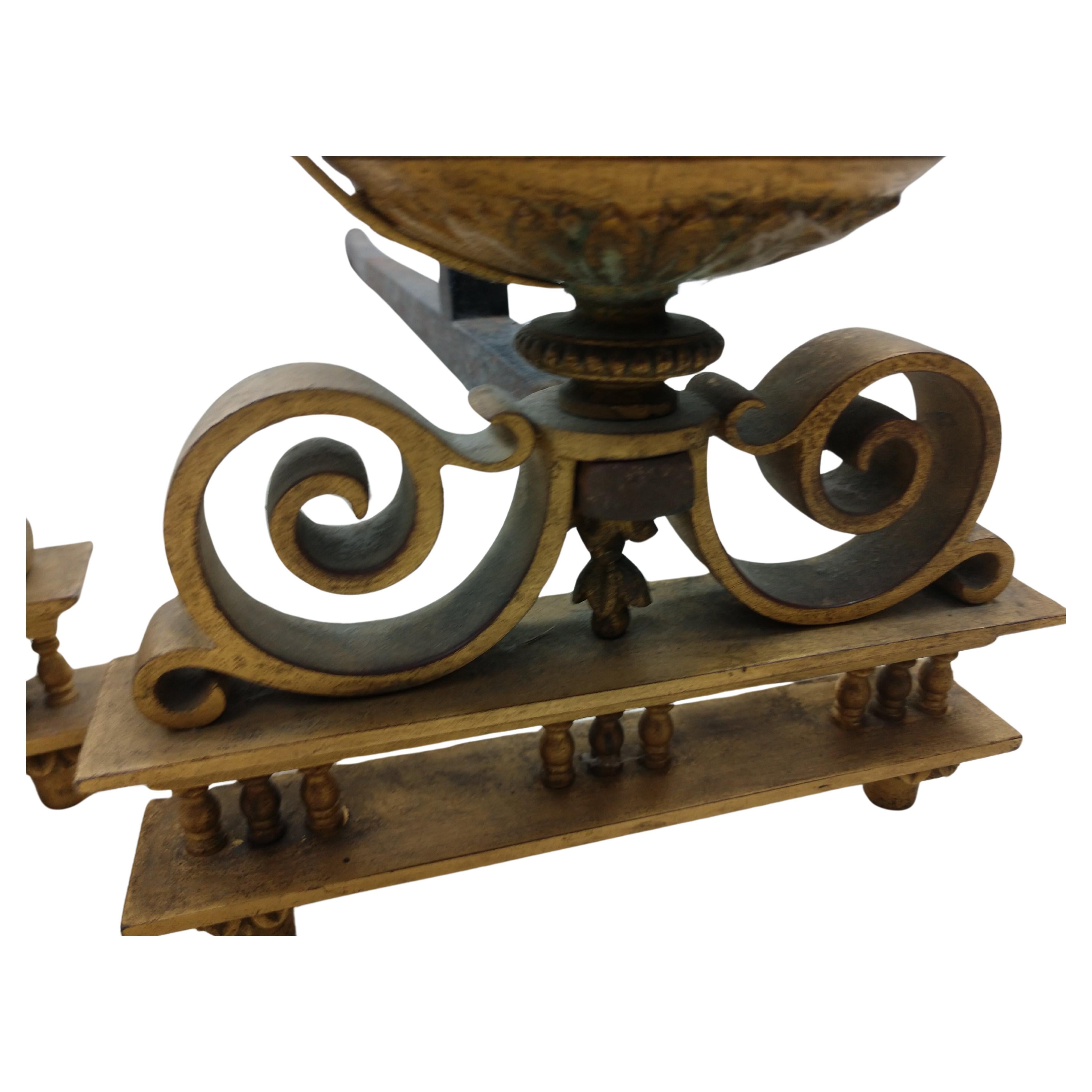 Fabuleuse paire de chenets de cheminée en bronze ancien en forme d'urnes avec poignées et fleurons en forme de glands. Il manque deux petits glands comme sur la photo. Ceux-ci sont usinés avec précision, avec de nombreuses pièces exactes en bronze.