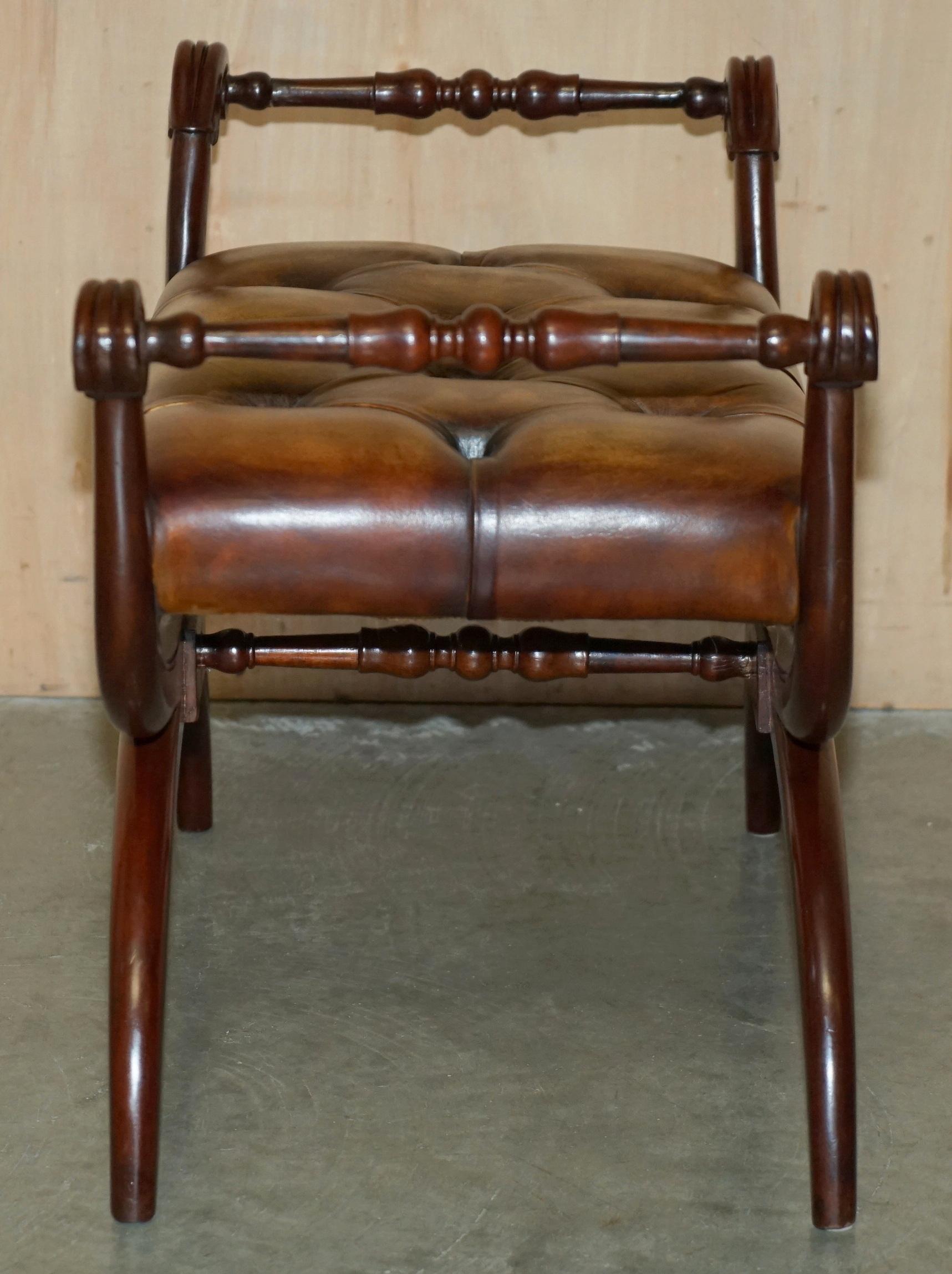 Paar antike braune Leder Chesterfield geflochtene REGENCY gerahmte Fußstühle aus Leder im Angebot 6
