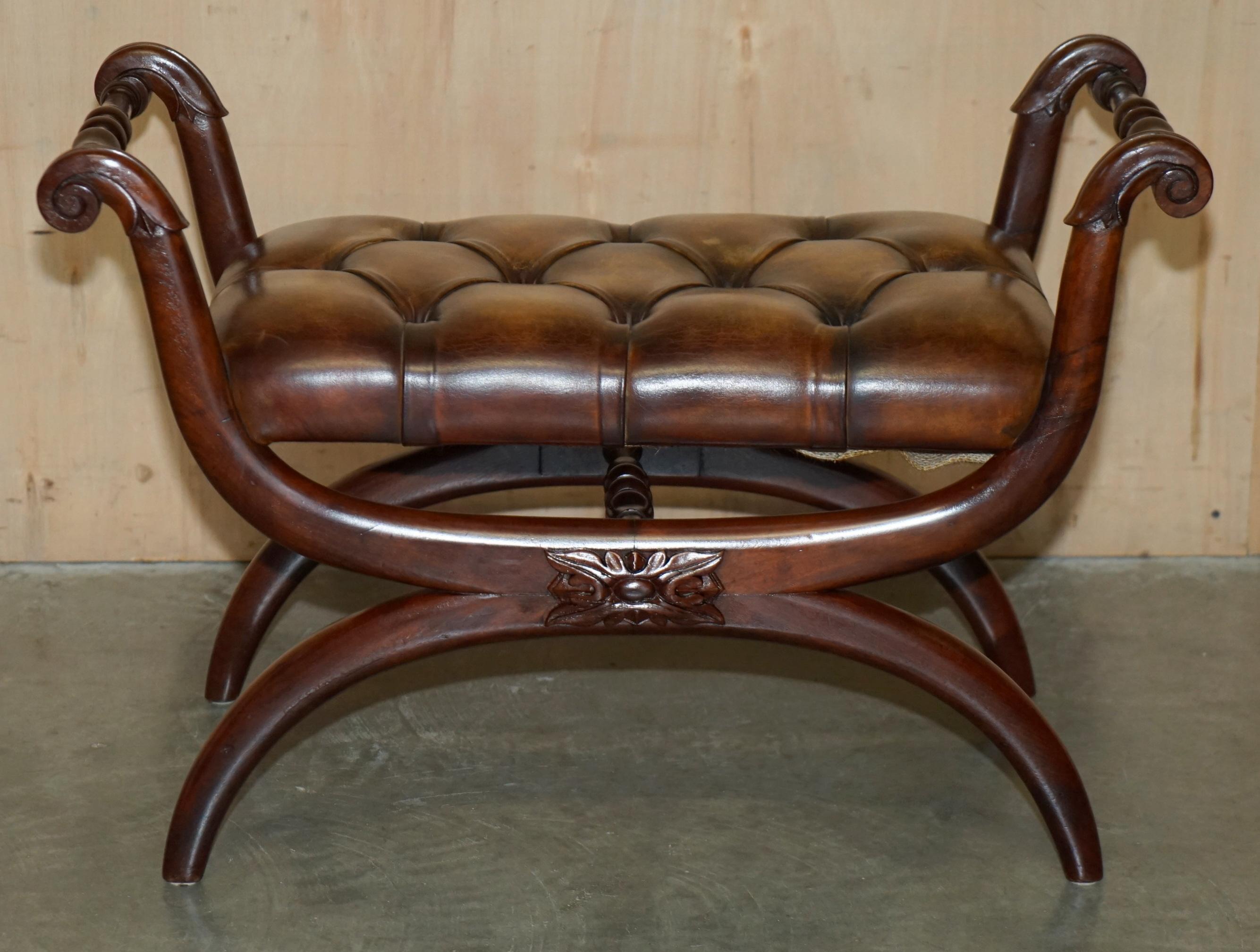 Paar antike braune Leder Chesterfield geflochtene REGENCY gerahmte Fußstühle aus Leder im Angebot 9