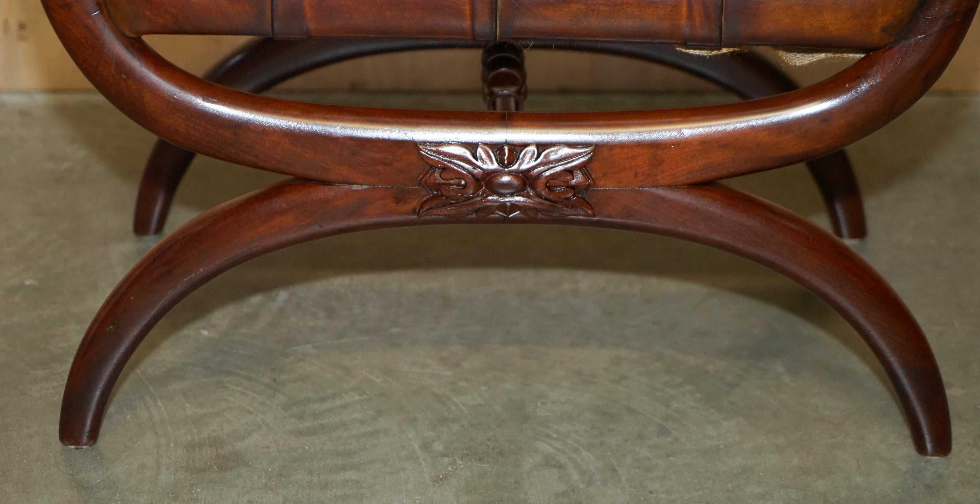 Paar antike braune Leder Chesterfield geflochtene REGENCY gerahmte Fußstühle aus Leder im Angebot 11