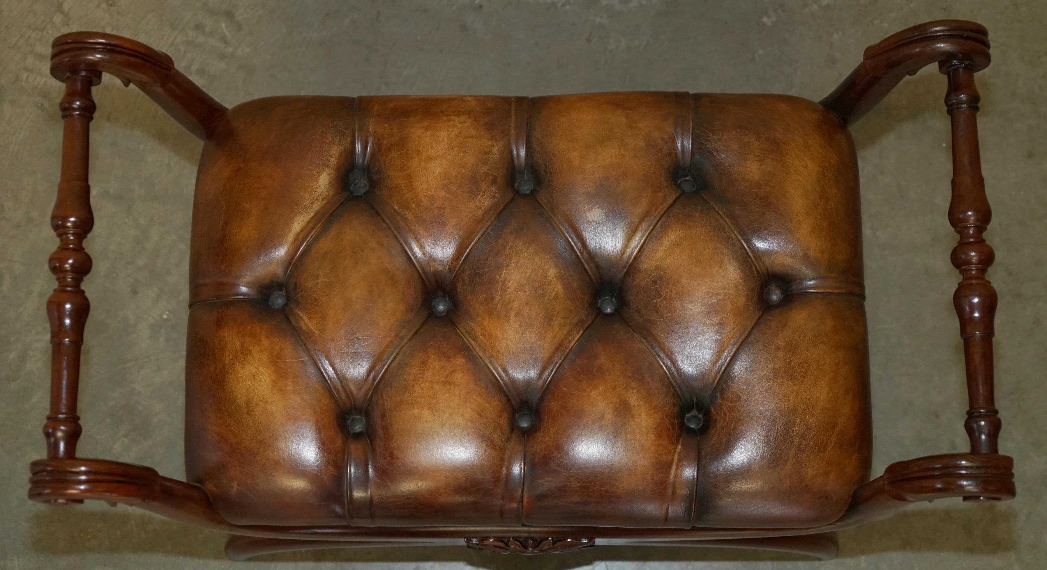 PAIR OF ANTIQUE BROWN LEATHER CHESTERFIELD TUFTED REGENCY FRAMED FOOTSTOOLs For Sale 12