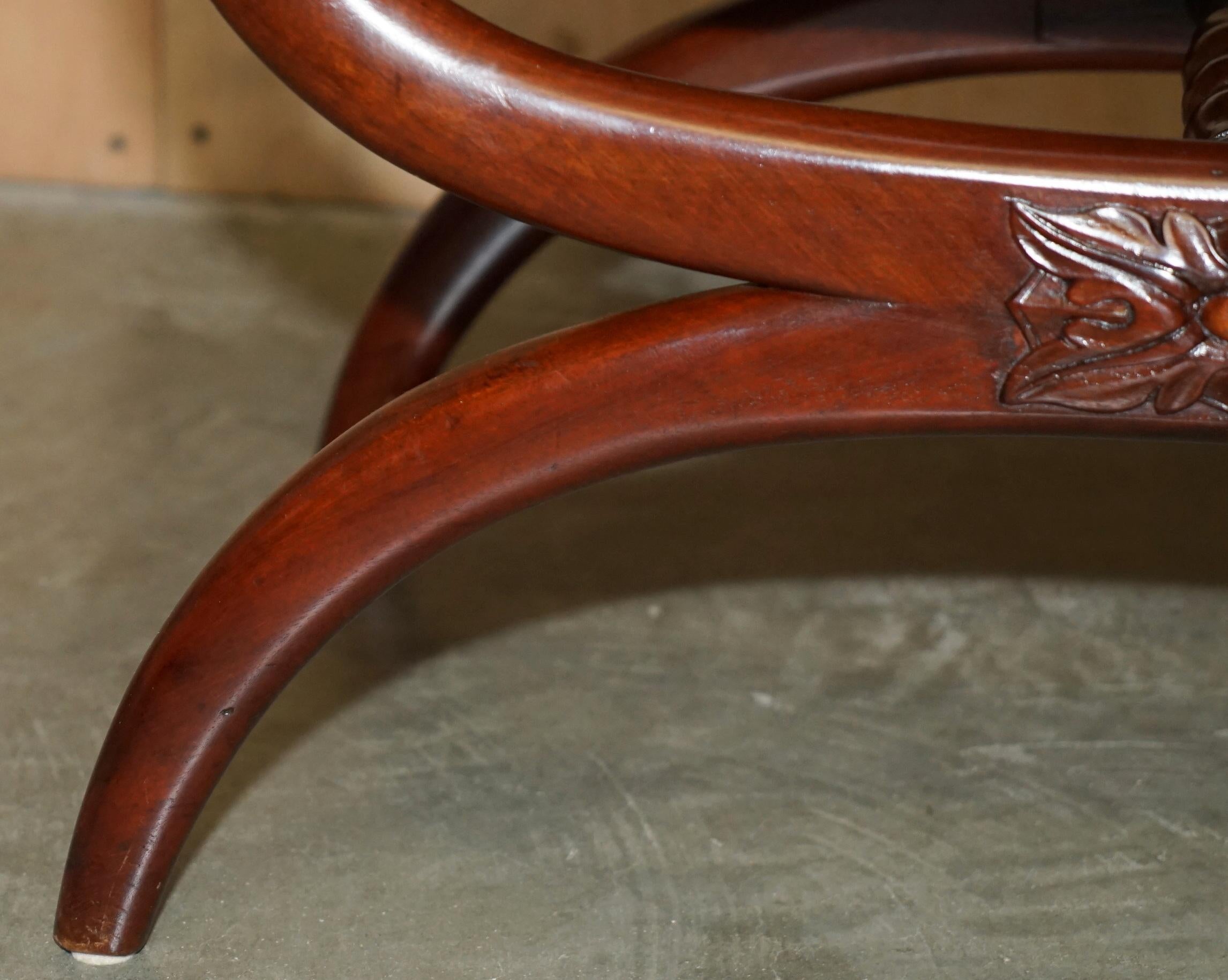 Paar antike braune Leder Chesterfield geflochtene REGENCY gerahmte Fußstühle aus Leder (Handgefertigt) im Angebot