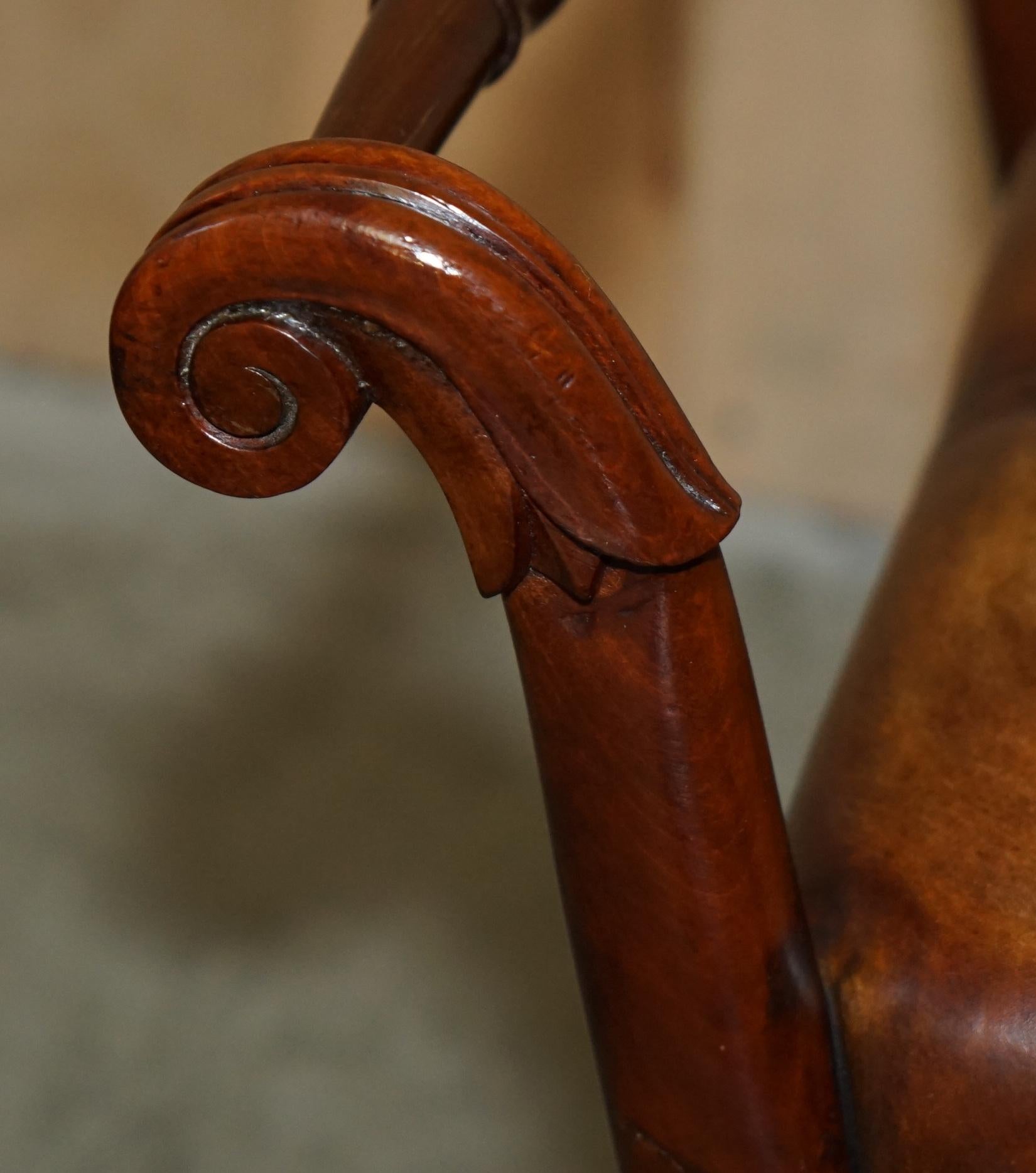Paar antike braune Leder Chesterfield geflochtene REGENCY gerahmte Fußstühle aus Leder im Angebot 1