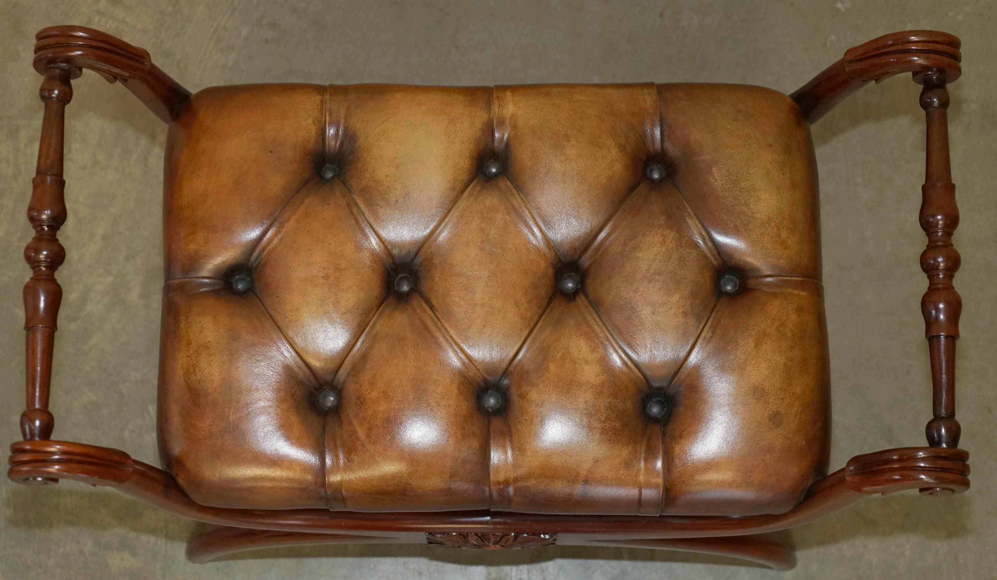 PAIR OF ANTIQUE BROWN LEATHER CHESTERFIELD TUFTED REGENCY FRAMED FOOTSTOOLs For Sale 1