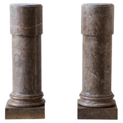 Paire de colonnes anciennes en marbre massif Brown, veinées de brocatelle, de style Classic