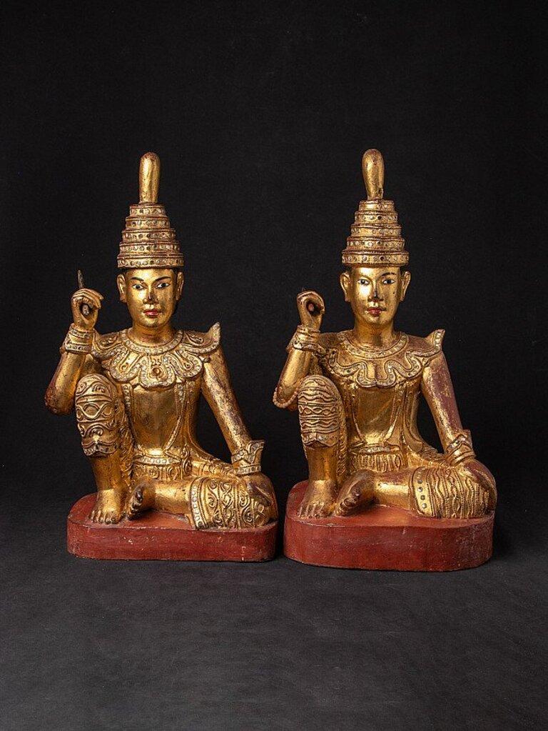MATERIAL: Holz
56 cm hoch 
29 cm breit und 24,5 cm tief
Gewicht: 10,75 kg
Vergoldet mit 24 krt. Gold
Mandalay-Stil
Mit Ursprung in Birma
19. Jahrhundert
Mit eingefügten Augen
