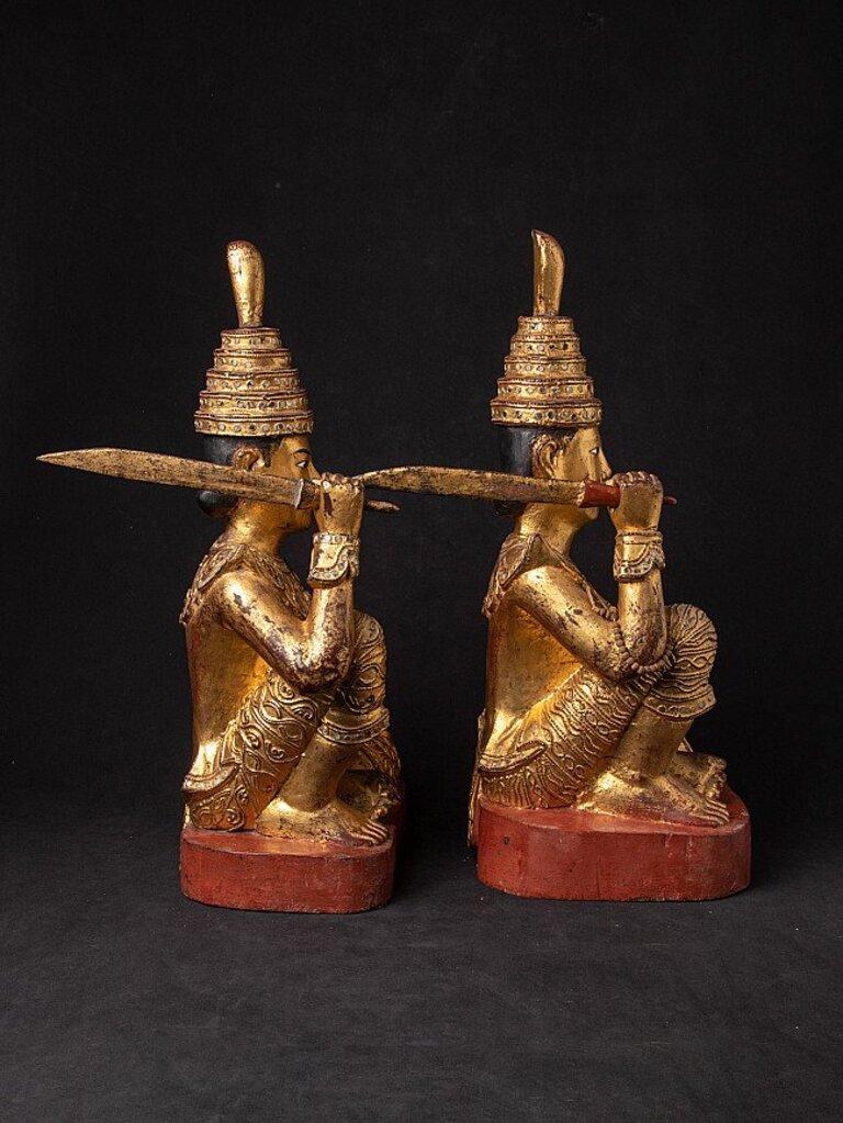 Ein Paar antike burmesische Nat-Skulpturen aus Birma (Holz) im Angebot
