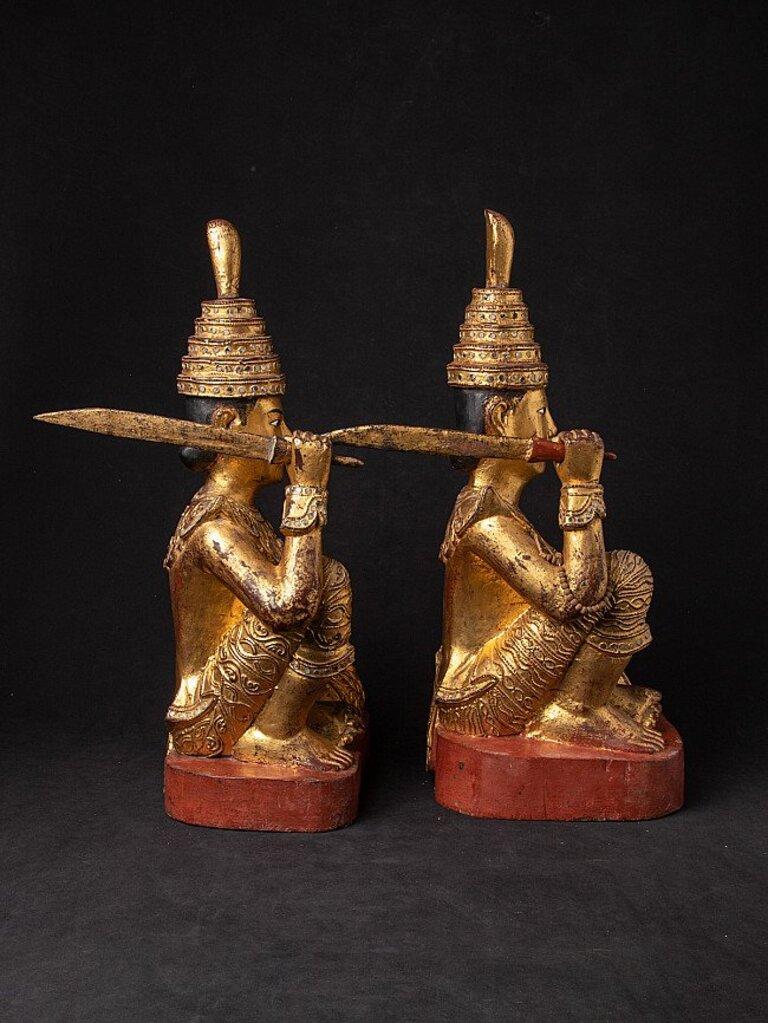 Paire de statues Nat birmanes anciennes de Birmanie en vente 1