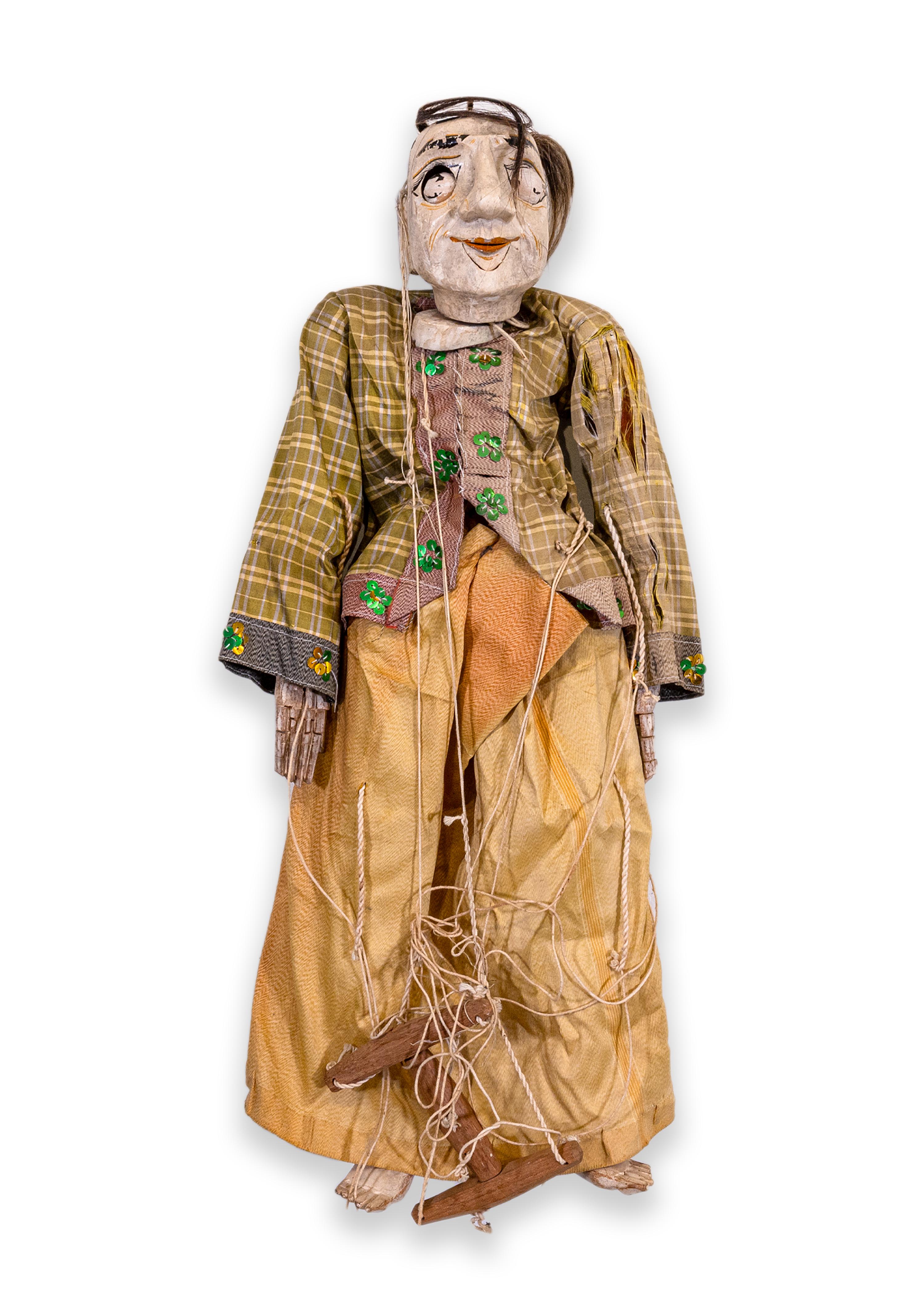 Ein antikes Paar antiker burmesischer / thailändischer Marionettenpuppen, die einen Mann und eine Frau in traditioneller thailändischer Seiden- und Leinenkleidung darstellen. Figürliche Volkskunst der Fruchtbarkeit. Ein einzigartiger Akzent für eine