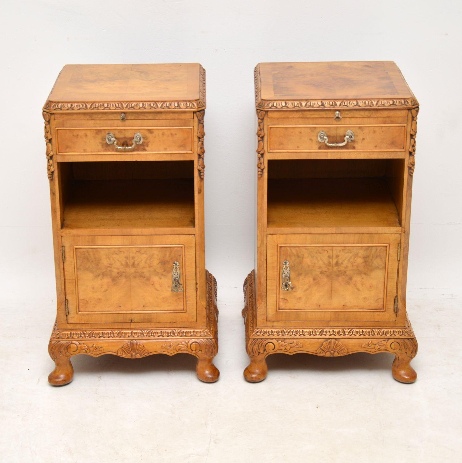 Top quality pair of antique walnut Queen Anne style bedside cabinets in very good original condition and dating to circa 1930s period. These cabinets have some fabulous features, so please enlarge all the images. They have burr walnut & cross banded