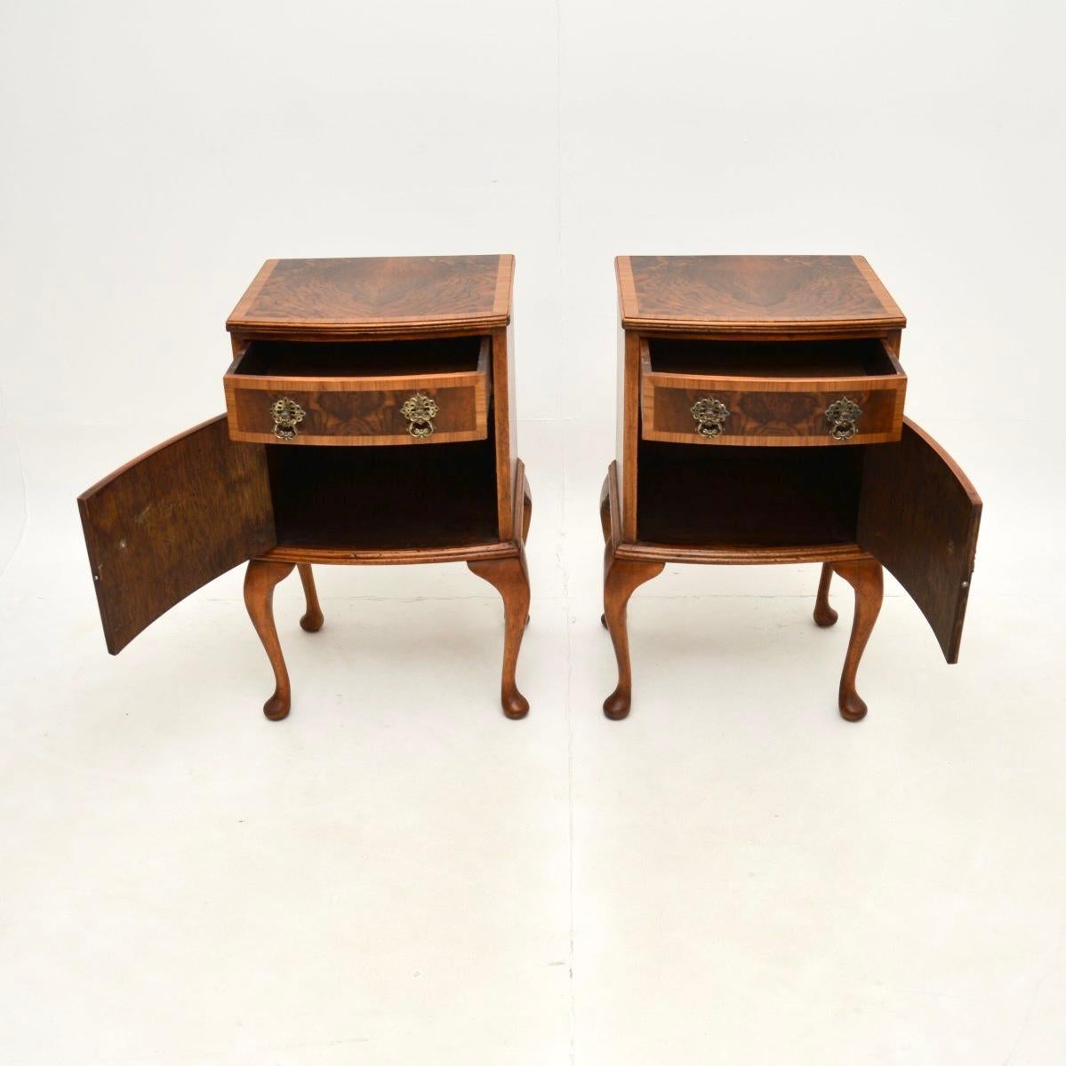 Una bella e ben fatta coppia di comodini antichi in radica di noce. Sono state realizzate in Inghilterra e risalgono agli anni '20-'30.

La qualità è superba, il design è splendido e le dimensioni sono utili. Hanno un design ad arco e poggiano su
