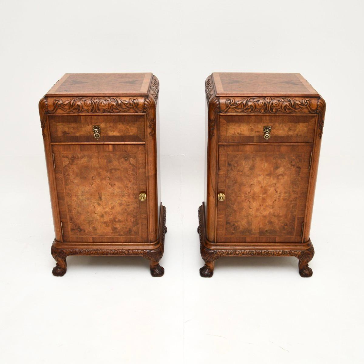 Extraordinaria pareja de antiguas mesillas de noche de nogal con rebabas. Son de estilo Queen Anne y datan de los años 1920-30.

La calidad es excepcional, tienen un impresionante veteado de nogal con rebabas y un nítido tallado en toda la