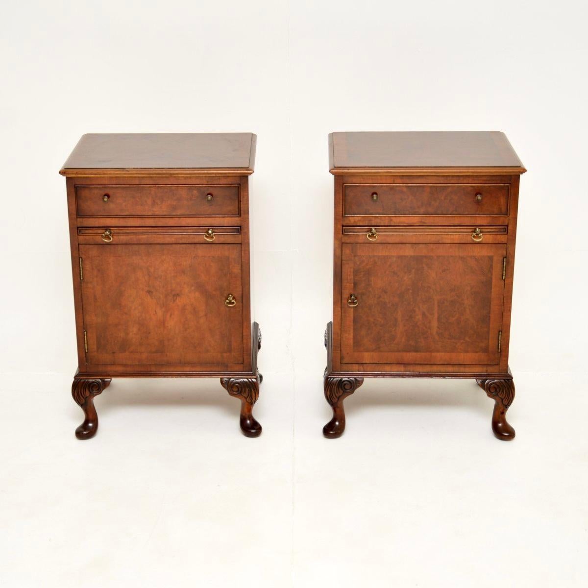 Una coppia di comodini antichi in radica di noce, eleganti e di ottima fattura. Sono stati prodotti in Inghilterra e risalgono agli anni '30 circa.

La qualità è superba, il design è splendido e le dimensioni sono utili. Le ante e i piani presentano