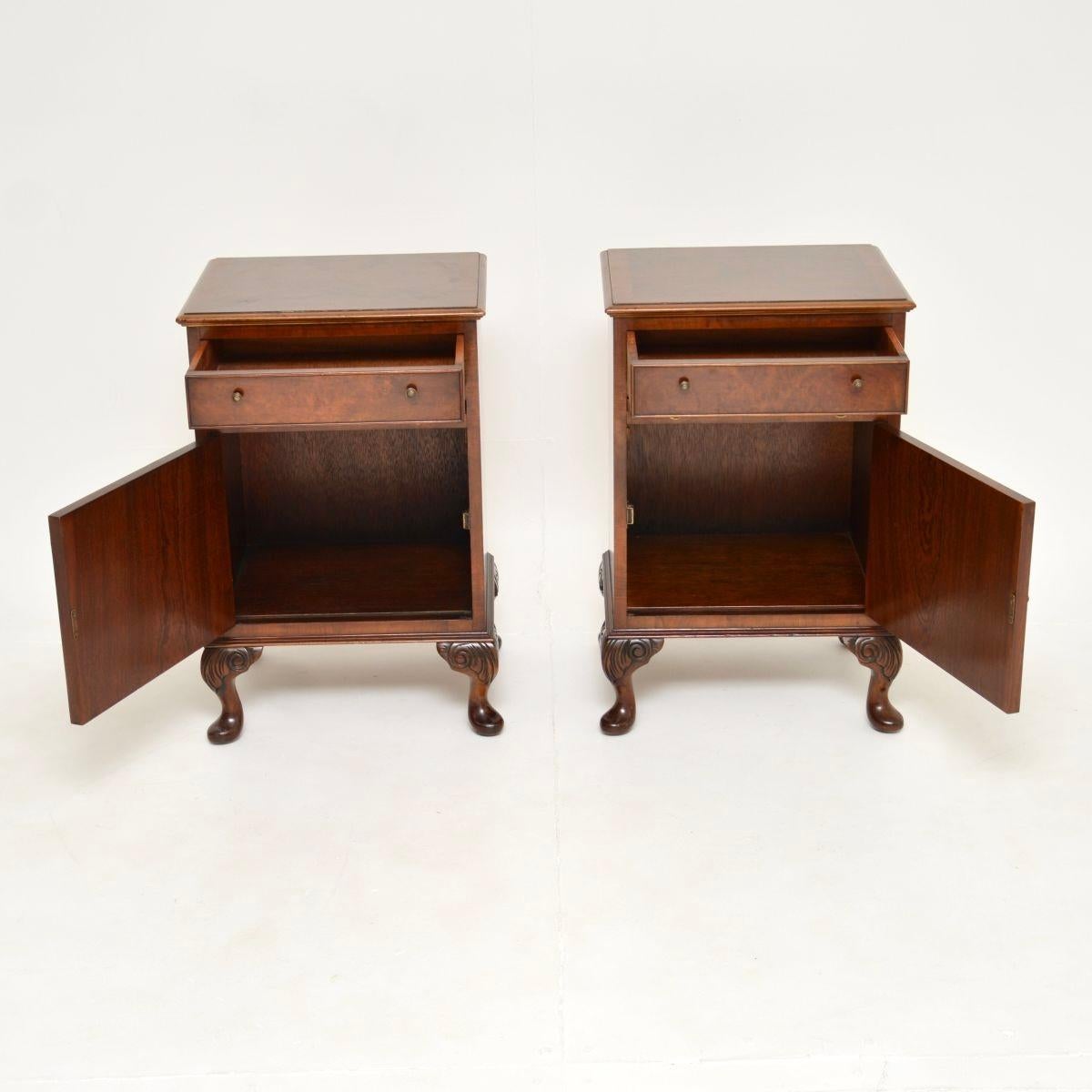 Georgiano Coppia di comodini antichi in radica di noce in vendita
