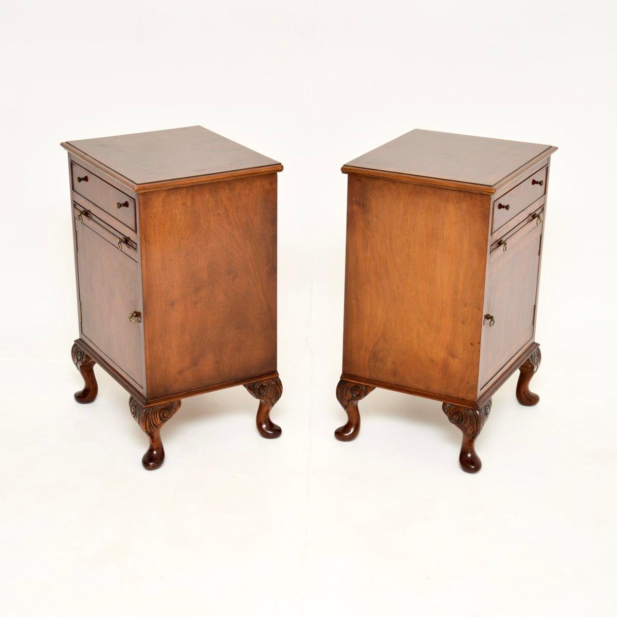 Metà XX secolo Coppia di comodini antichi in radica di noce in vendita