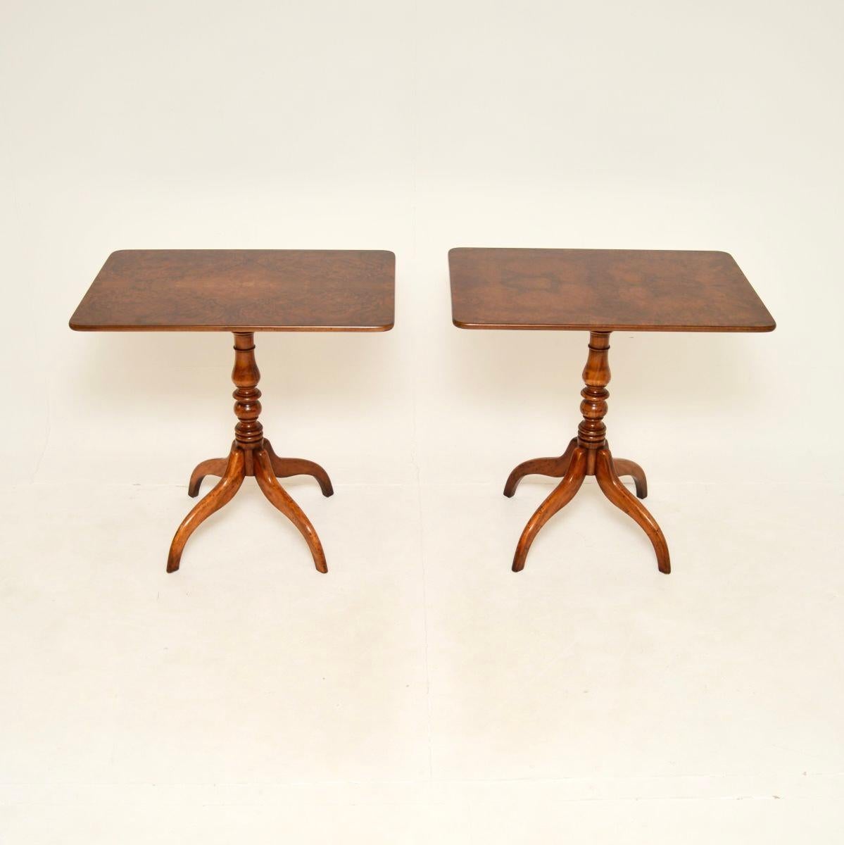 Un par de mesas auxiliares antiguas de nogal con tapa basculante, elegantes y muy bien hechas. Se fabricaron en Inglaterra, datan aproximadamente de la década de 1930.

Es bastante inusual encontrar un par de este estilo, tienen un tamaño muy útil y