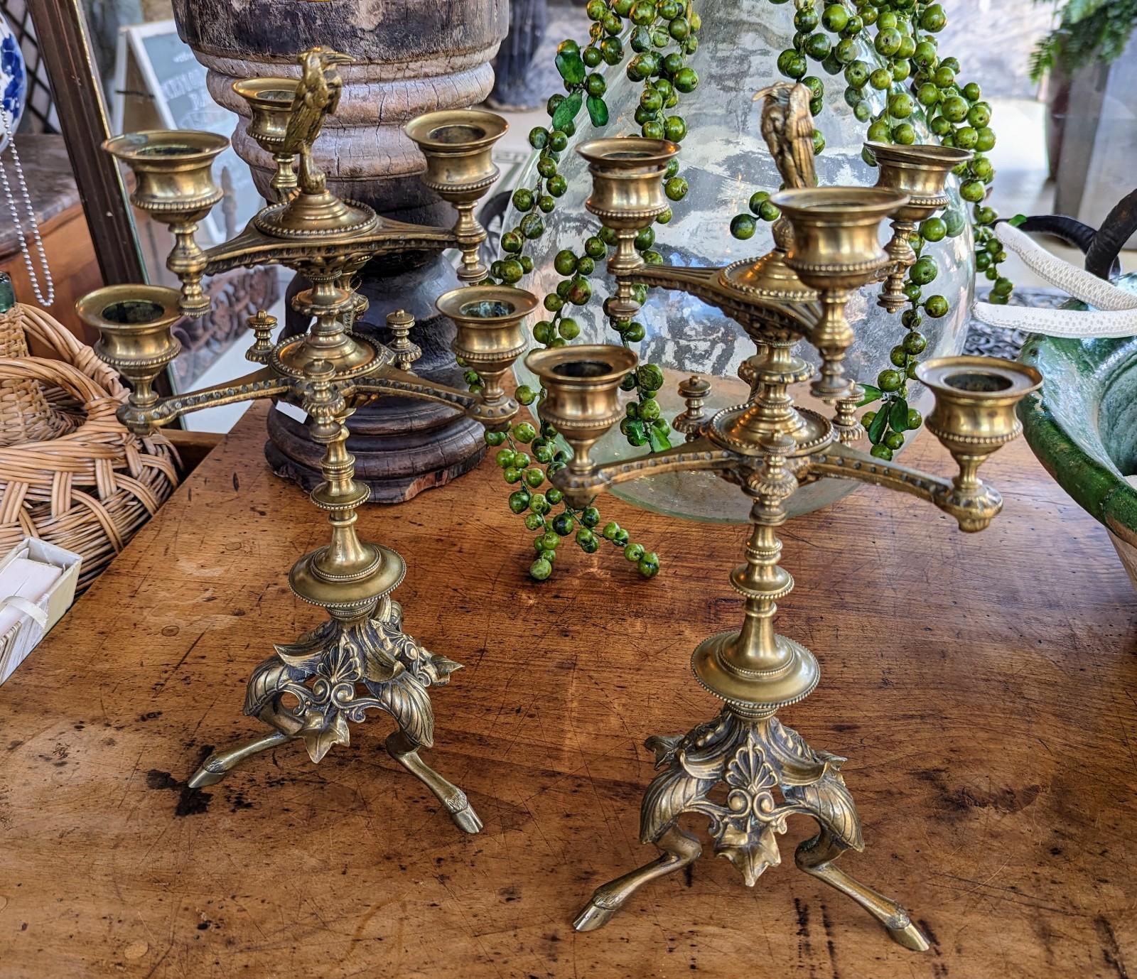 Paar antike Kandelaber, europäische Kerzenständer aus Messing des 19. Jahrhunderts mit Fuß im Angebot 6